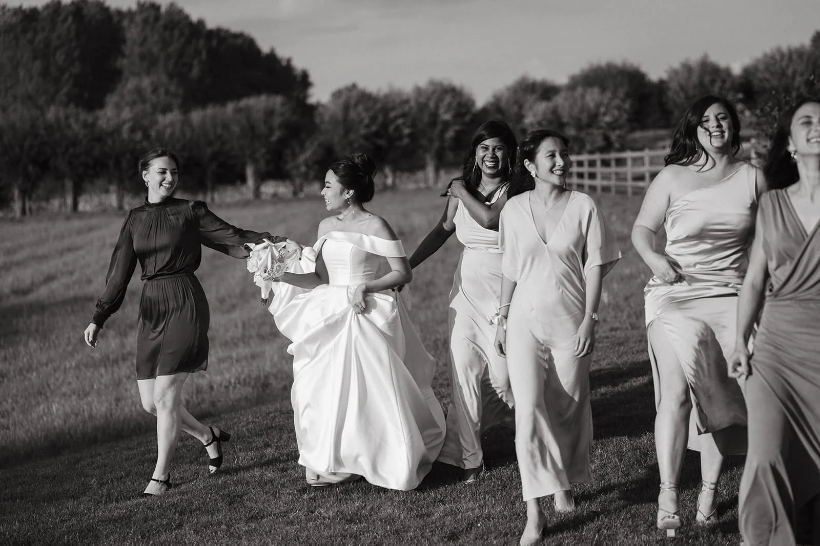 Spontaneous group photos of the bride and bridesmaids at Kattebroek – photographer Belgium
