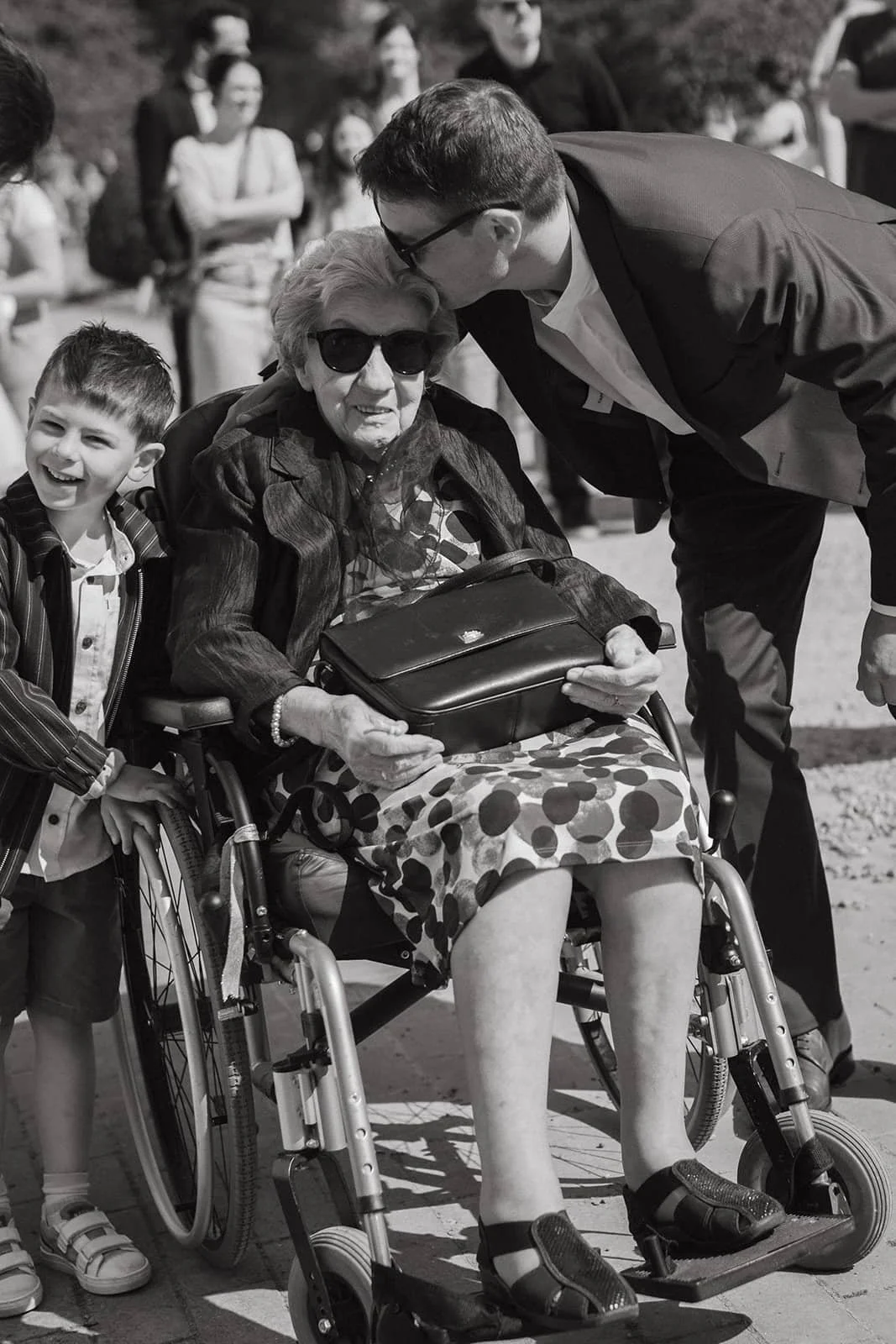 Candid documentary wedding photos with family, wedding photographer belgium