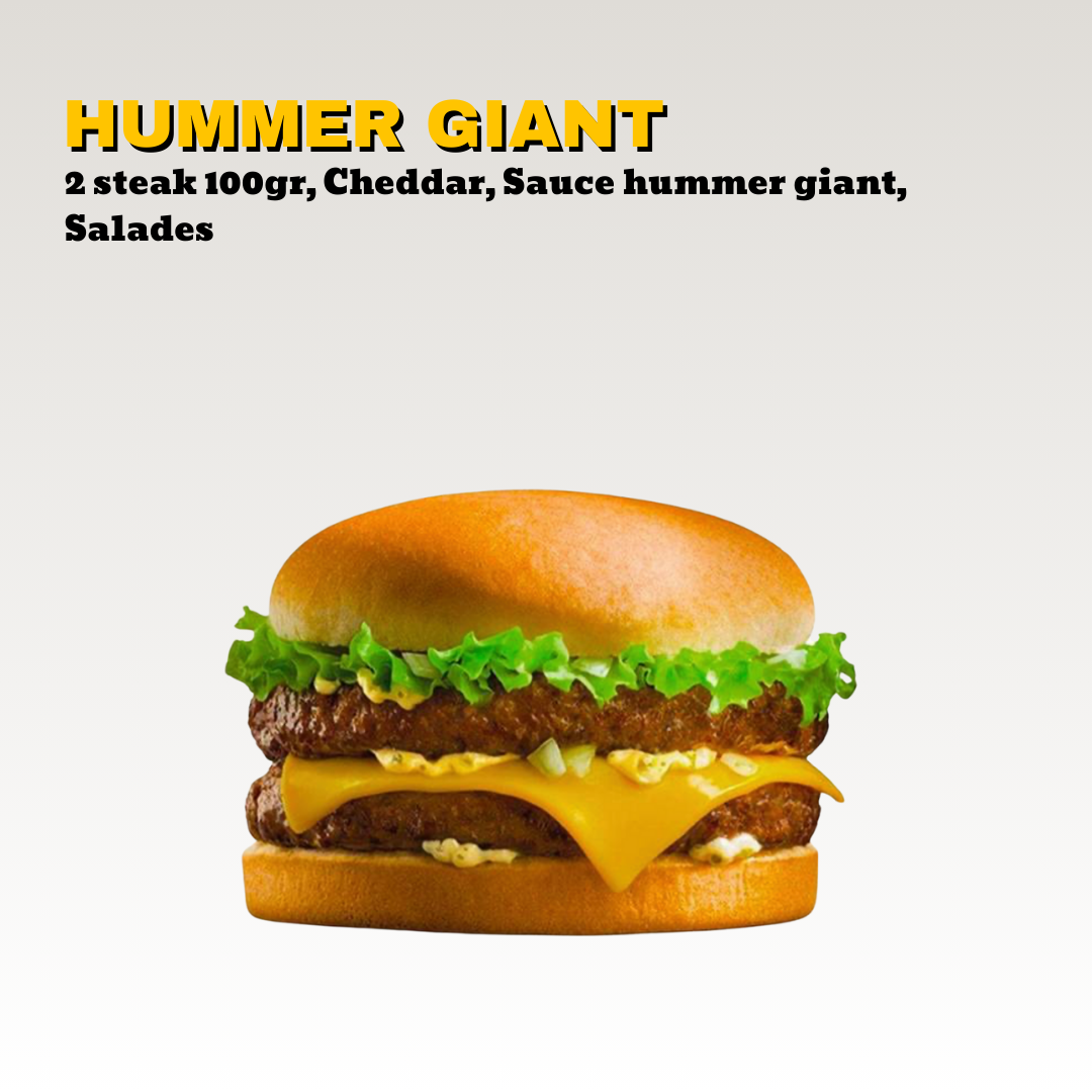 Un sandwich avec un pain rond, une feuille de laitue, deux steaks, du fromage cheddar fondu, et une sauce, sur un fond blanc. Toute la carte est halal.