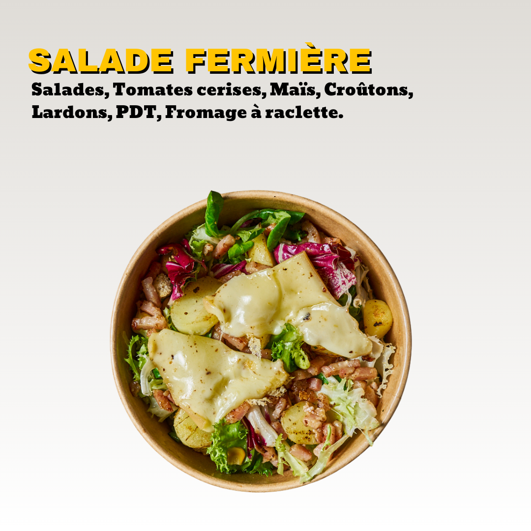 Salade fermière avec salade, tomates cerises, maïs, croûtons, lardons, PDT, fromage à raclette dans un bol en bois. Toute notre carte est halal.