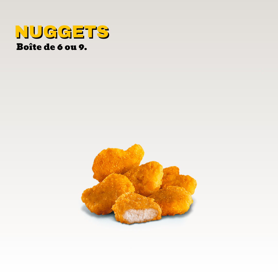 Groupe de nuggets de poulet dorés avec une mie blanche à l'intérieur, sur fond blanc. Toute notre carte est halal.