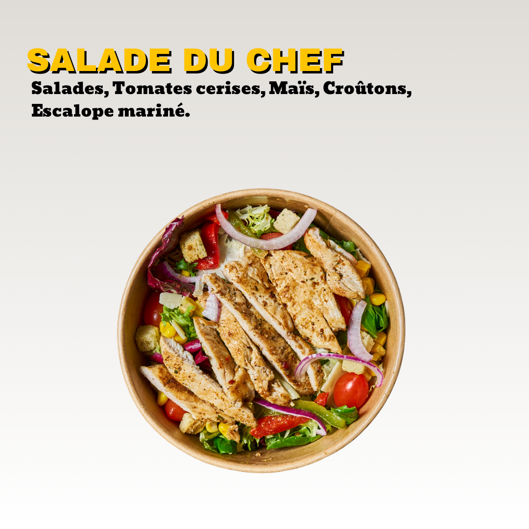 Salade composée avec de l'escalope mariné, tomates cerises, maïs, croûtons dans un bol en papier. Toute notre carte est halal.