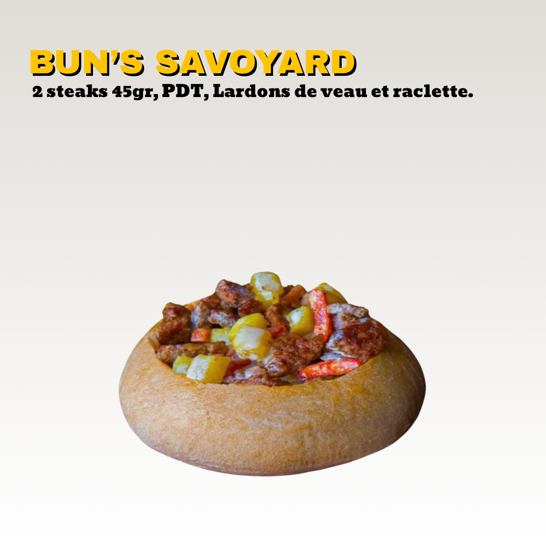 Un sandwich garni de viande, de pomme de terres, de lardons dans un pain rond, avec du texte anglais "BUN'S SAVOYARD" et une description en français des ingrédients. Toute la carte est halal.