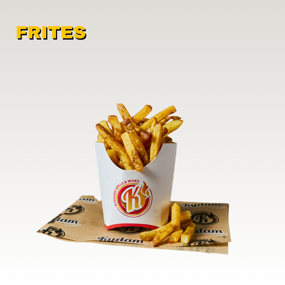 Frites maison dans un contenant blanc avec logo, posé sur un papier Kydam. Toute notre carte est halal.