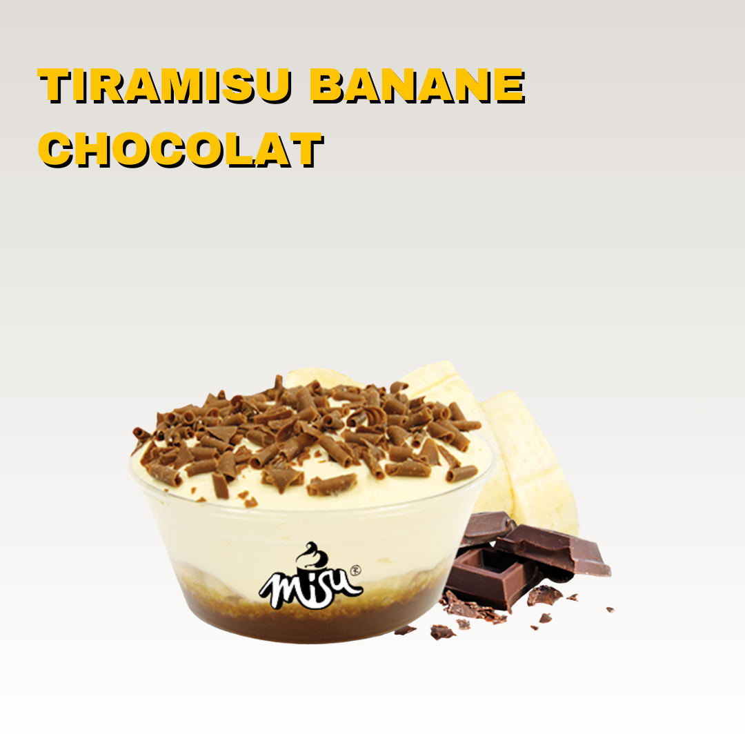 Un pot de tiramisu banane chocolat avec des morceaux de chocolat, une banane coupée, et la mention en français 'Tiramisu Banane Chocolat'. Toute la carte est halal.