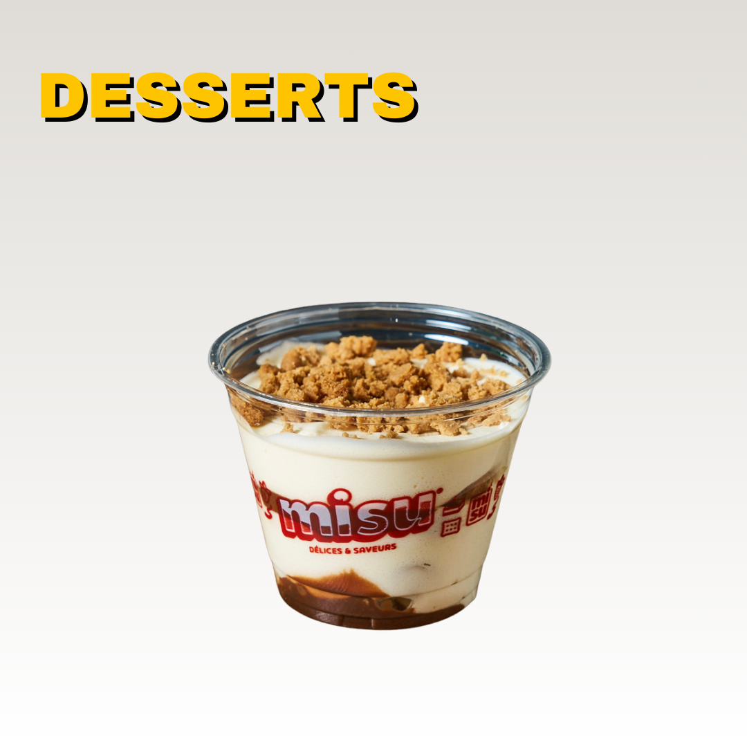 Tiramisu dans un petit pot en plastique, avec une couche de crème, une couche de Nutella et des miettes de biscuit spéculos . Le pot est marqué avec le logo. Menus halal.