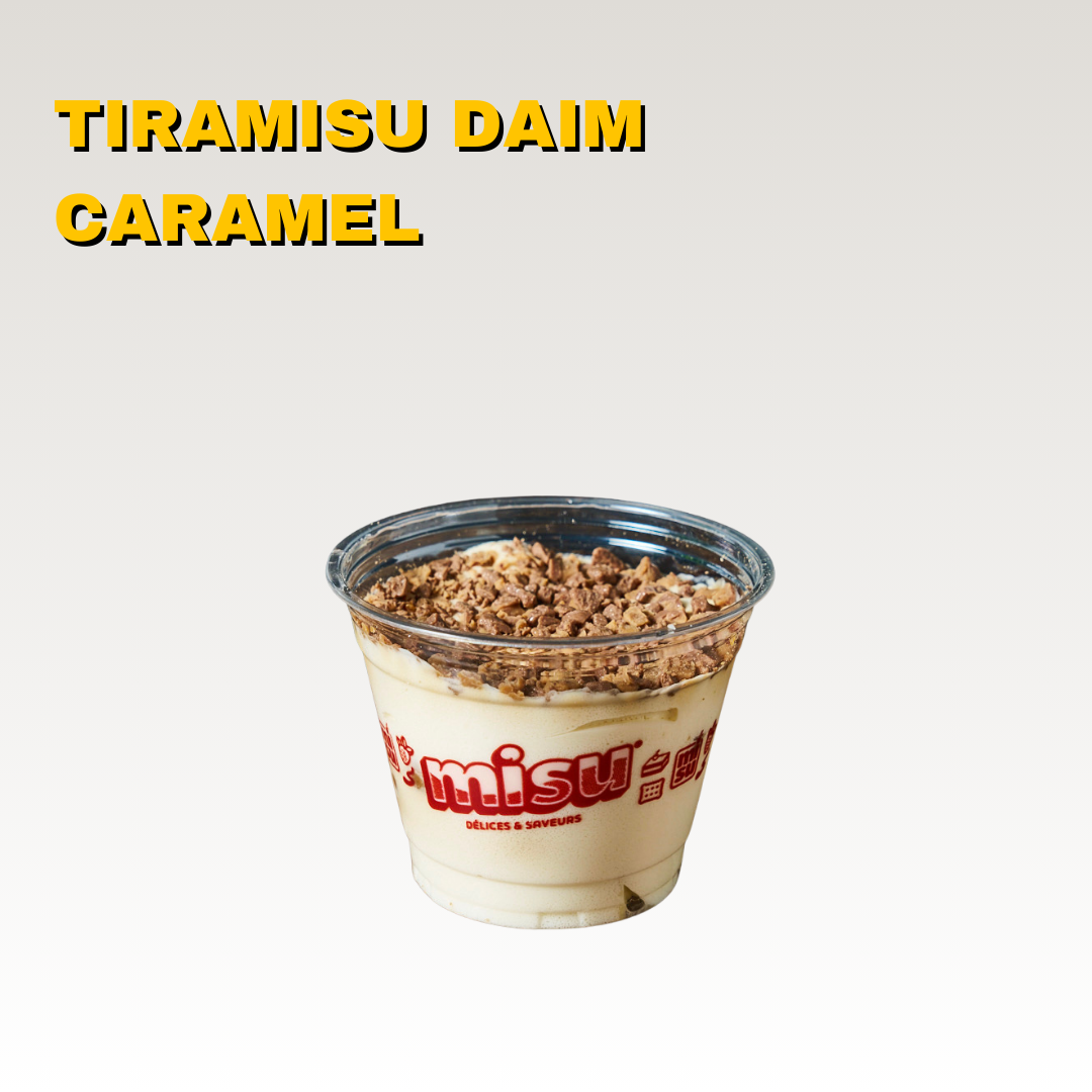 Une coupe de tiramisu Daim caramel dans un récipient en plastique, avec du daim en copeaux. Toute la carte est halal.