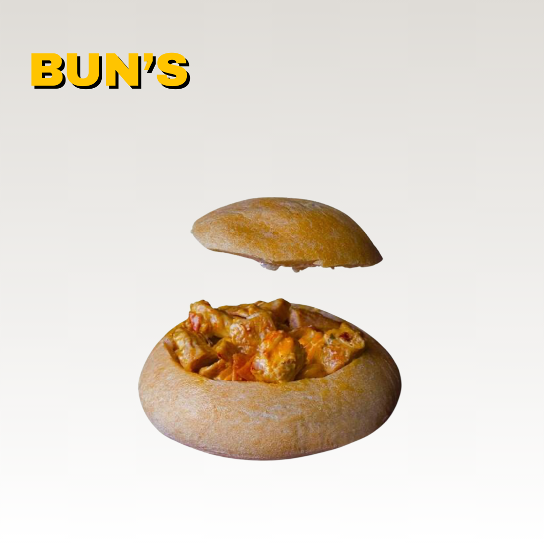 Une image d'un bun's de pain coupé en deux, rempli d'une garniture de poulet et de sauce boursin, avec le texte 'BUN'S' en haut à gauche. Menus halal.