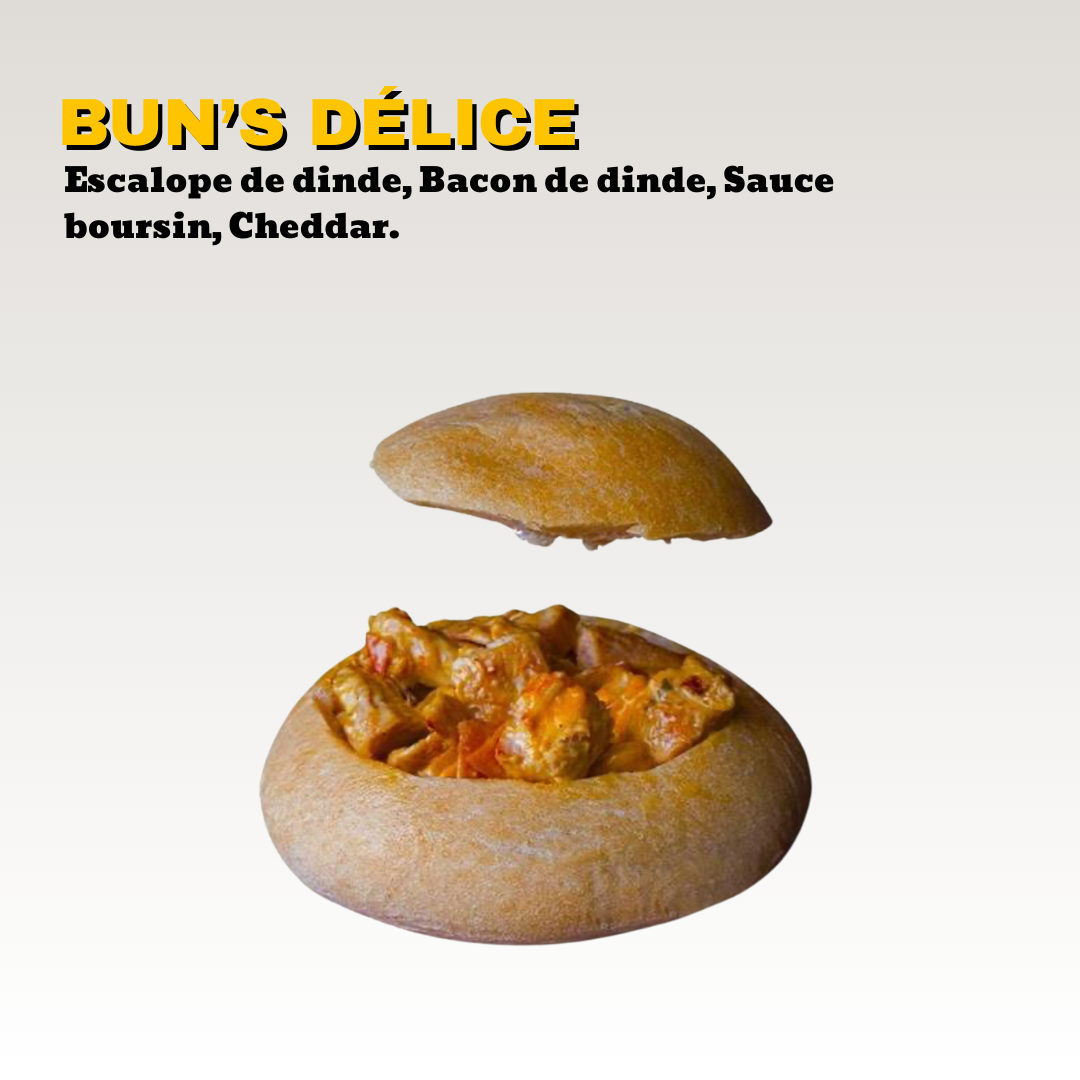 Un pain rond rempli de morceaux de dinde, bacon, sauce boursin, et cheddar, avec la moitié du pain au-dessus. Toute la carte est halal.