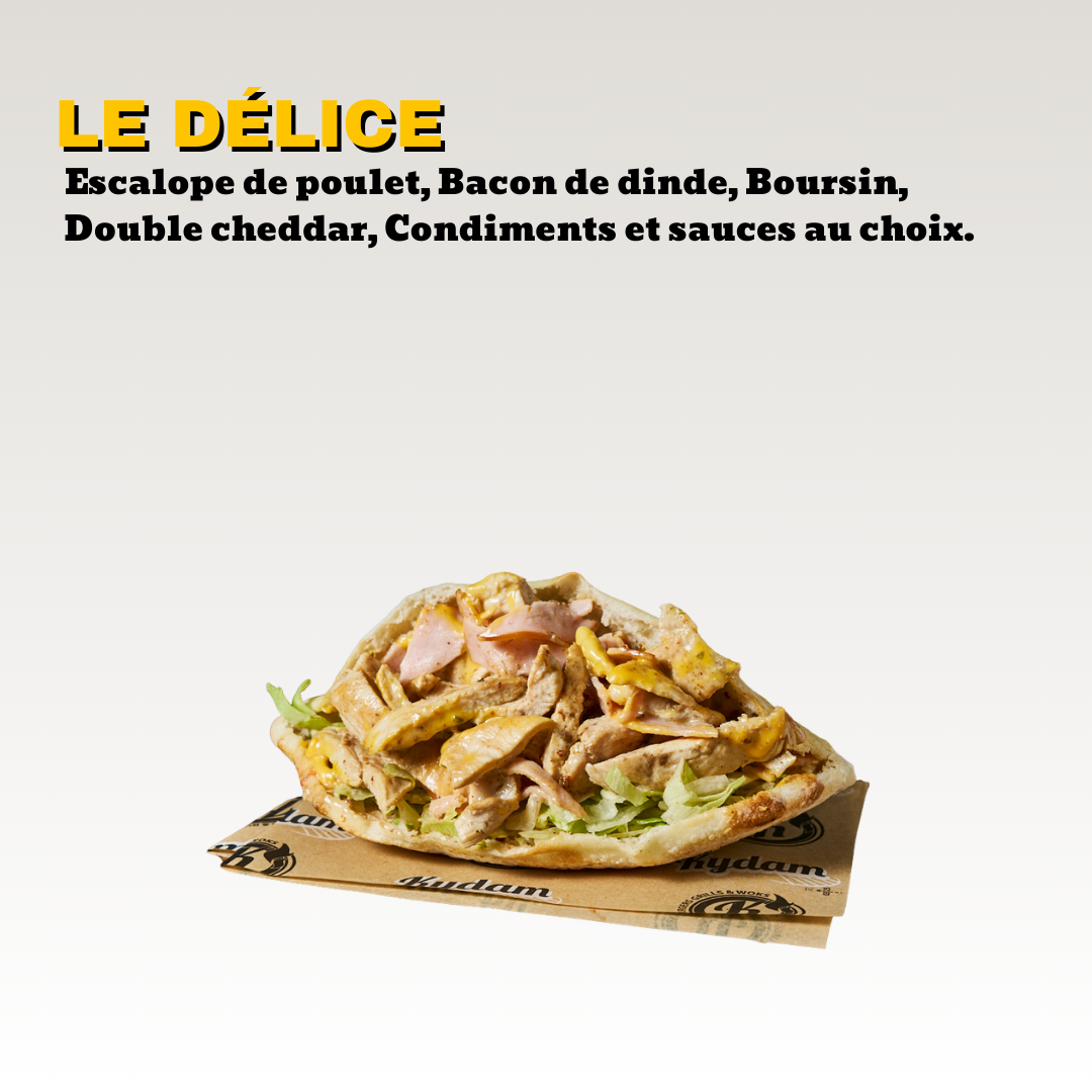 Un sandwich pain maison au poulet, avec du bacon de dinde,  du boursin, du cheddar, avec des condiments et sauces, placée sur un support en papier. Toute notre carte est halal.