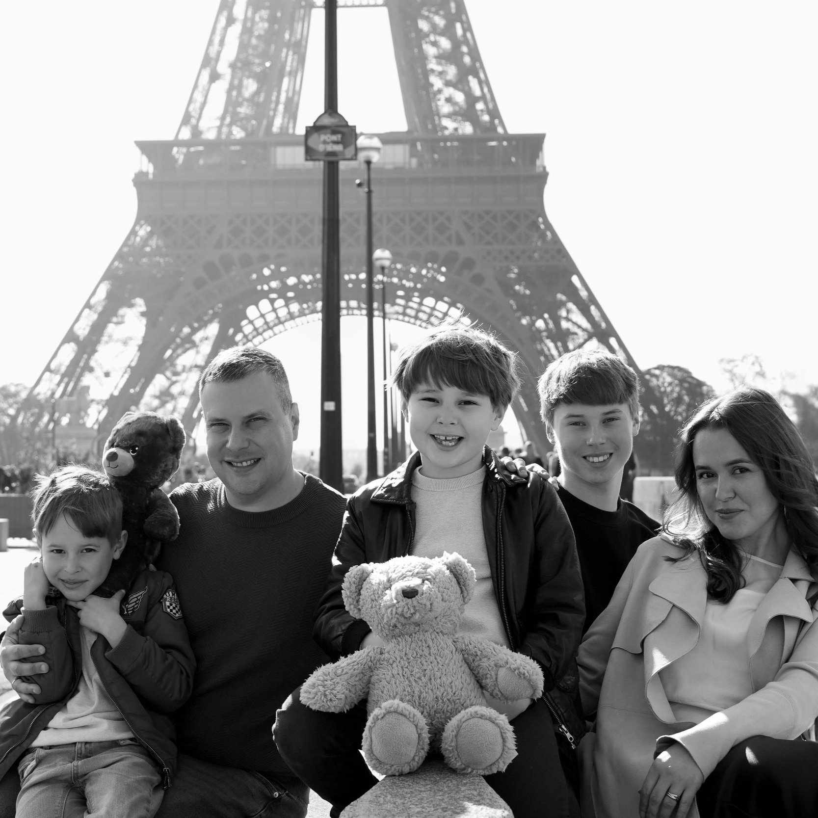 Outdoor Family Photoshoot Eifel Tower.jpg