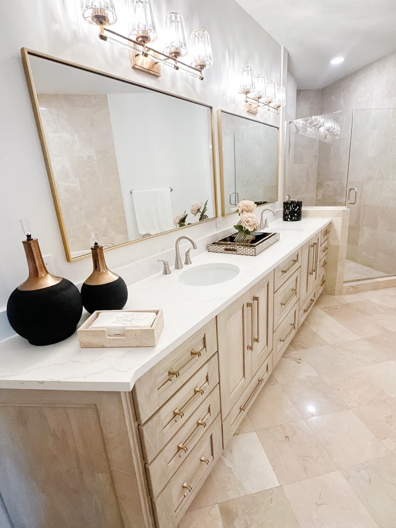 Where thoughtful design meets refined detail.
Beautifully designed by Candeto Design Company, accessorized with curated pieces from DASH.
We always love seeing how you style DASH in your spaces. 🖤