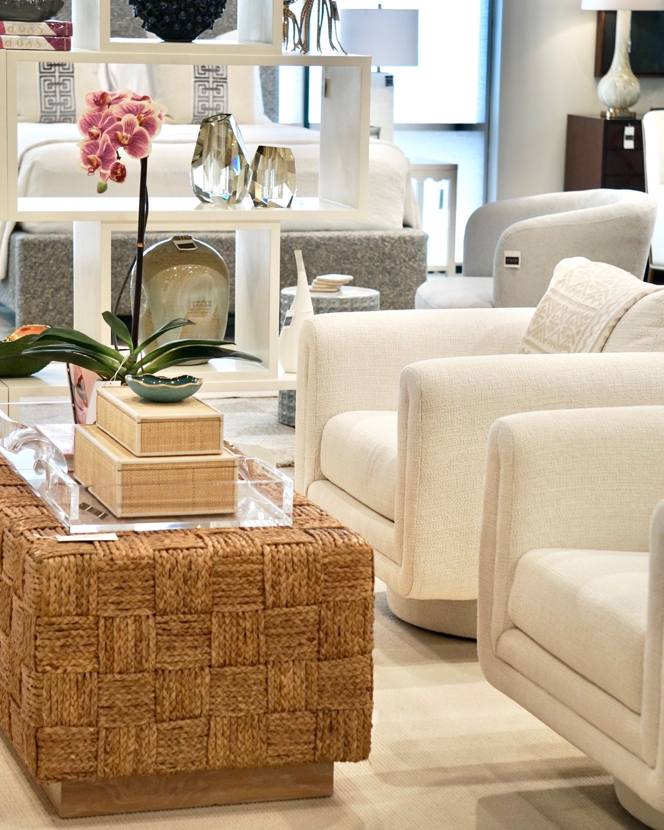 Sometimes it's all about the centerpiece. 

#InteriorDesign #interiordecor #luxurydesign #dontskipthedecor #dashhomeliving