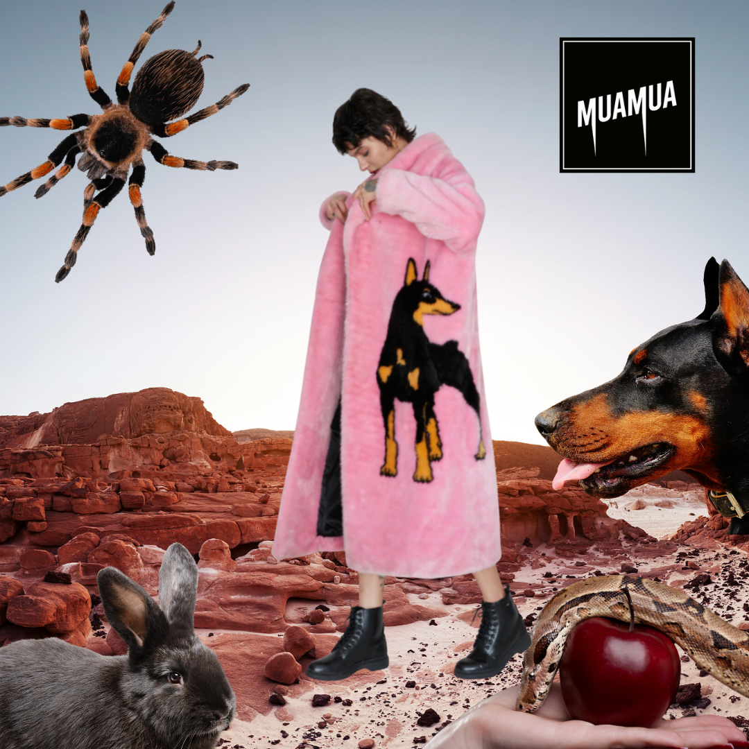Una donna giovane con una pelliccia rosa con un disegno di un cane, circondata da un ragno, un coniglio, un cane di grosso taglio, un serpente e una mela, ambientata in uno scenario desertico con rocce rosse.