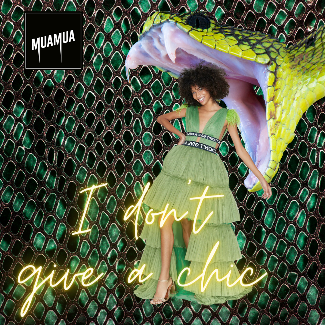 Un collage con una donna sorridente in abbigliamento verde, con capelli ricci, davanti a uno sfondo di pelle di rettile verde e nera, e con una grande testa di un rettile verde con la bocca aperta. Scritta in stile neon giallo: 'I don't give a chick'