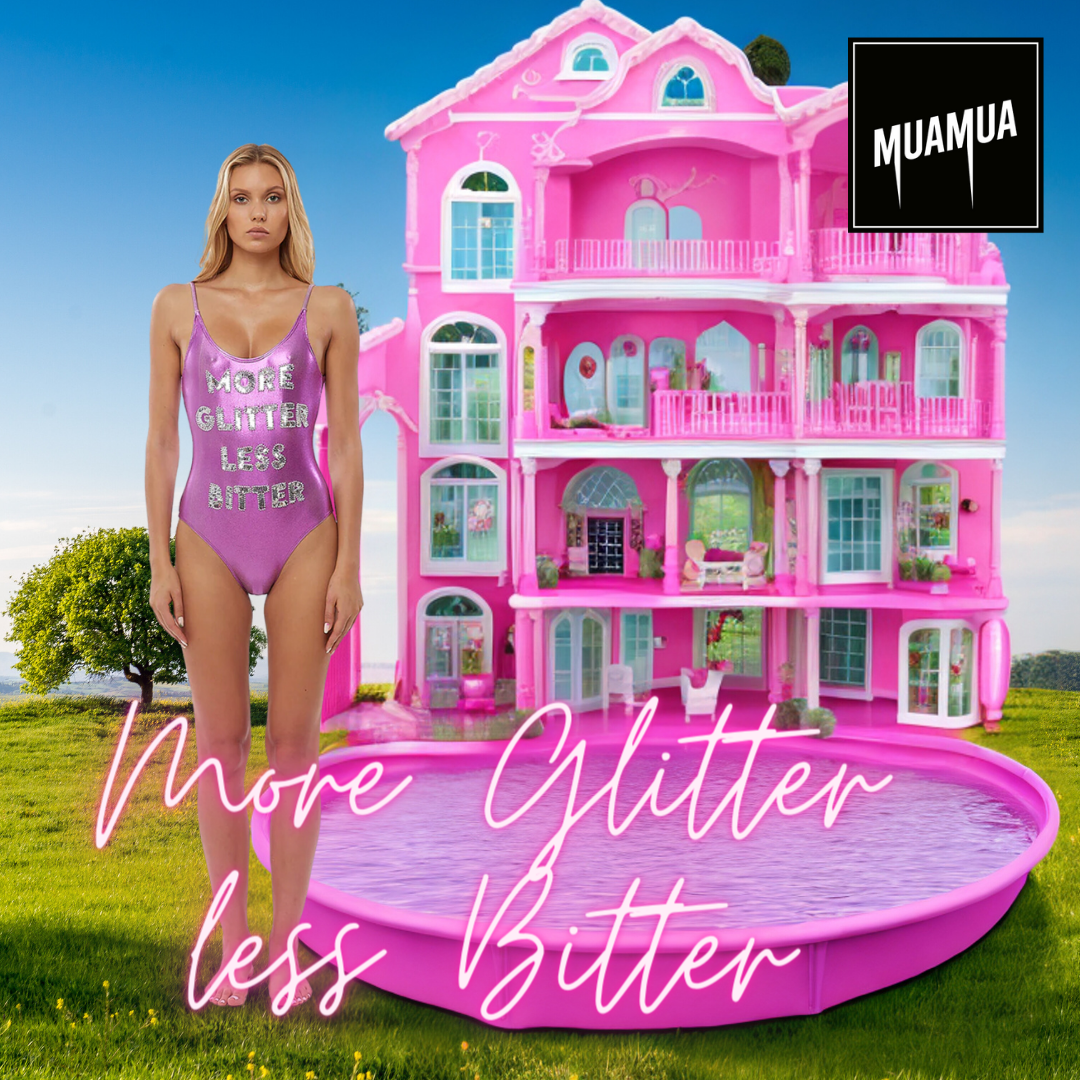 Un edificio di plastica rosa a forma di casa con un'area piscina, un modello femminile in costume rosa con scritta "More Glitter Less Bitter" in primo piano, e un'illustrazione con la scritta "More Glitter Less Bitter" sovrapposta alla piscina.