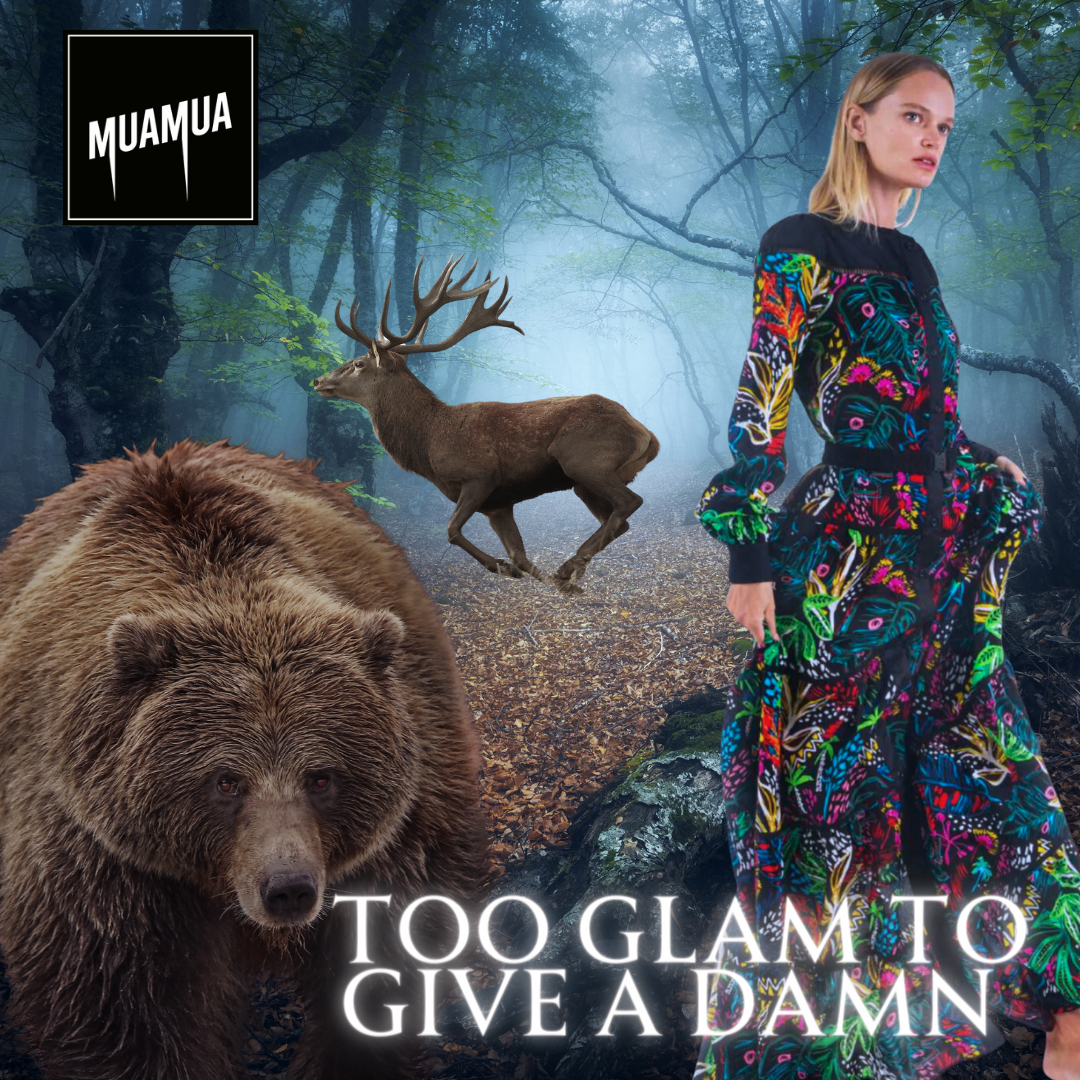 Una foresta con un orso, un cervo e una donna vestita con abiti colorati e alla moda. In alto a sinistra, il logo "MUAMUA".