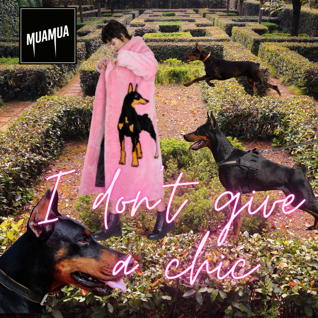 Un collage con un bambino vestito con una mantella rosa decorata con un disegno di un doberman, situato in un giardino con siepi, e anche tre doberman che giocano o stanno nel giardino. Sulla sinistra un logo con sfondo nero e scritto "MUAMUA" in bia