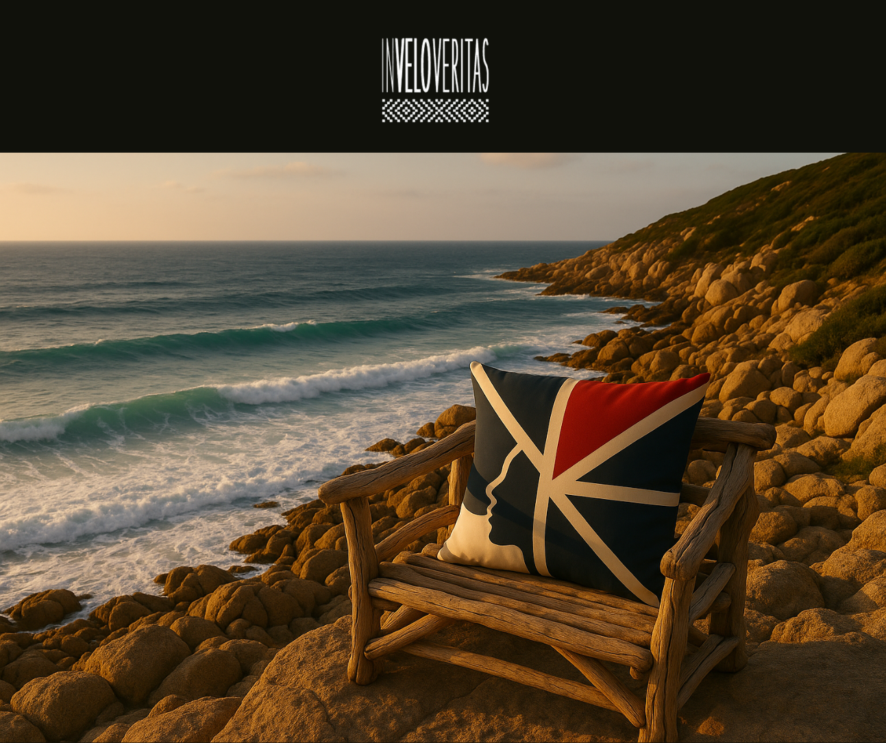 Una sedia di legno sulla spiaggia con cuscino decorativo che raffigura una bandiera britannica, vista sull'oceano durante il tramonto.