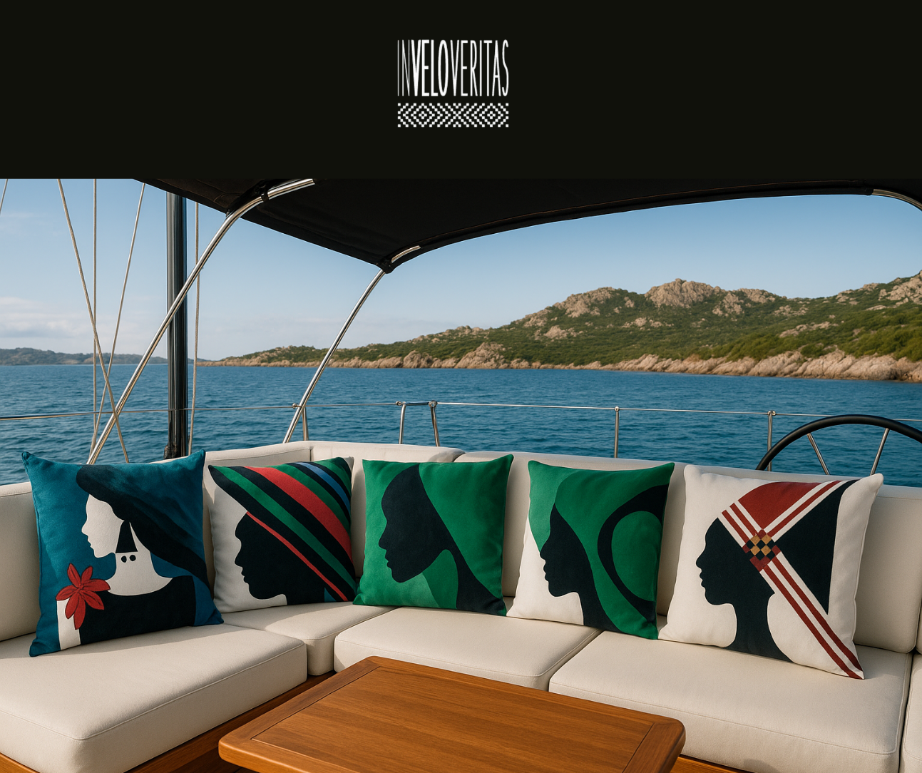 Cuscini decorativi con motivi di silhouette di donne di vari colori e stili, su una poltrona di un yacht in acqua con paesaggio di isole e colline sullo sfondo.