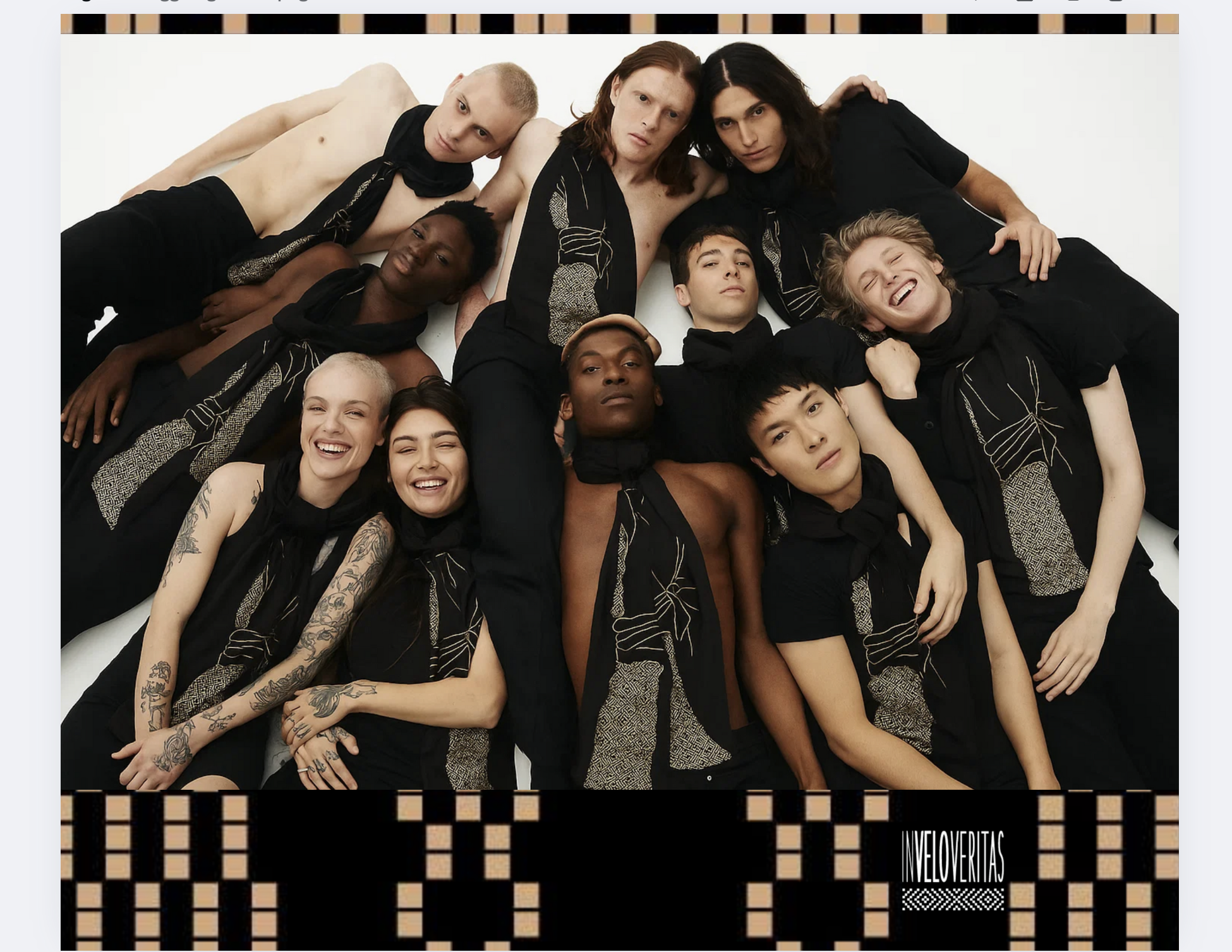 Gruppo di persone che indossano abiti neri, sdraiate e sedute sul pavimento, sorridenti e in pose casuali, con sfondo bianco e una fascia in basso con la scritta 'INVELOVERTIAS'.