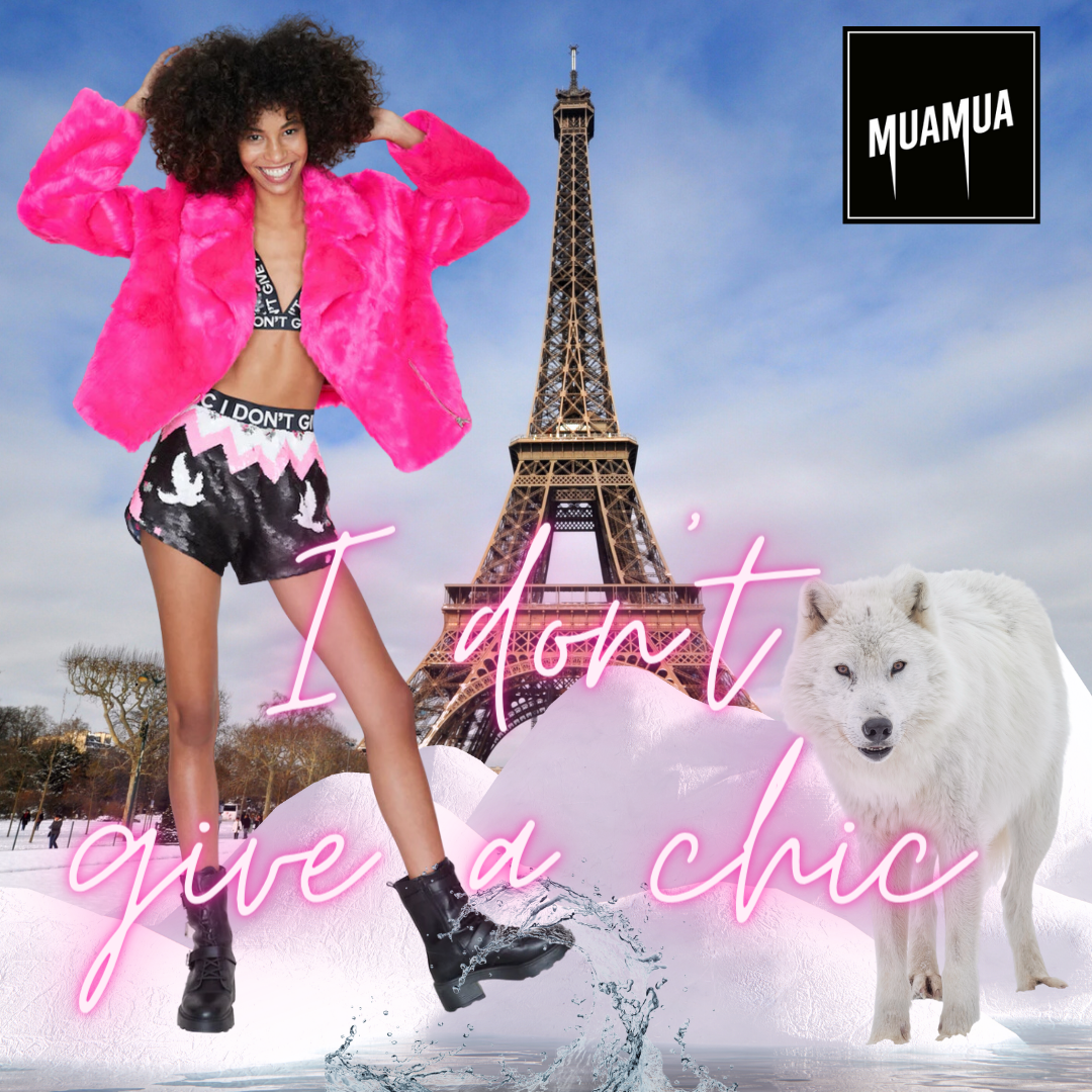 Una donna sorridente con capelli ricci, indossa una giacca rosa e shorts decorati, sotto il cielo di Parigi con la Torre Eiffel, un orso bianco e il testo scritto in caratteri rosa fluorescenti 'I don't give a chic'. In alto a destra, il logo MUAMUA.