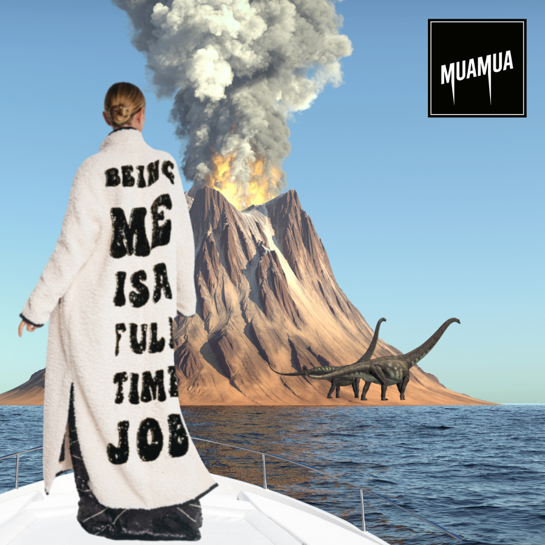 Una donna con un cappotto bianco con la scritta 'BEING ME IS A FULL-TIME JOB' si trova su una barca di fronte a un vulcano in eruzione con fumo e lava, e due dinosauri sulla riva.