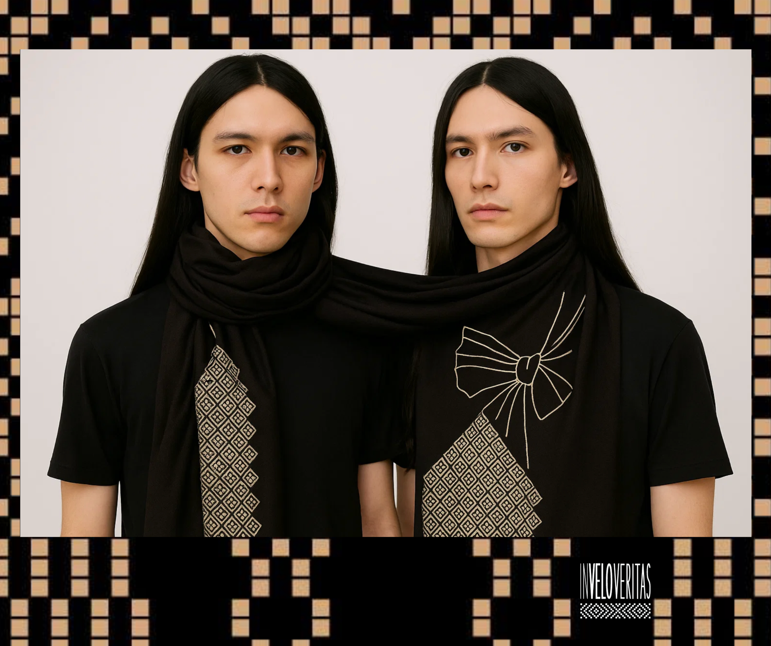 Due persone con lunghi capelli neri indossano sciarpe nere e magliette nere, si trovano su uno sfondo bianco, con un bordo decorativo nero con motivi geometrici e la scritta 'INVOLVERITAS'.