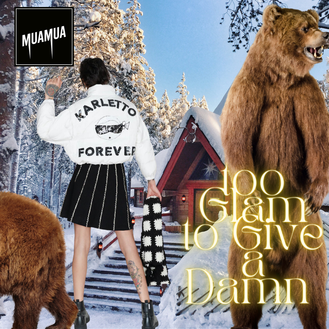 Una donna con tatuaggi sulla gamba indossa una giacca bianca con il nome 'KARLETTO' e una frase 'FOREVER' sul retro, si trova in un paesaggio innevato con un bosco e una capanna. È circondata da orsi, uno grande e uno più piccolo, e ci sono luci cald