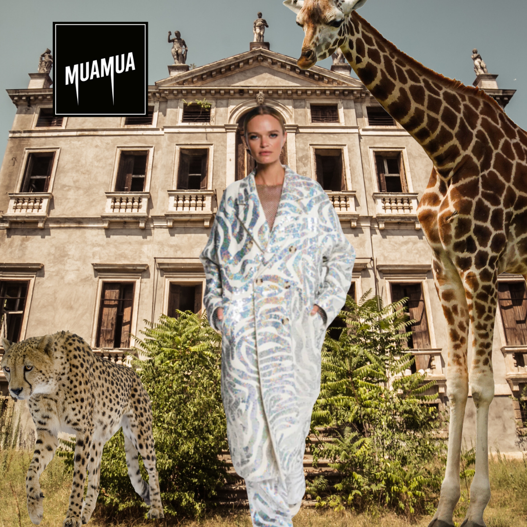 Una donna in vestiti brillanti cammina davanti a un grande edificio storico con due gnu e un ghepardo nella scena