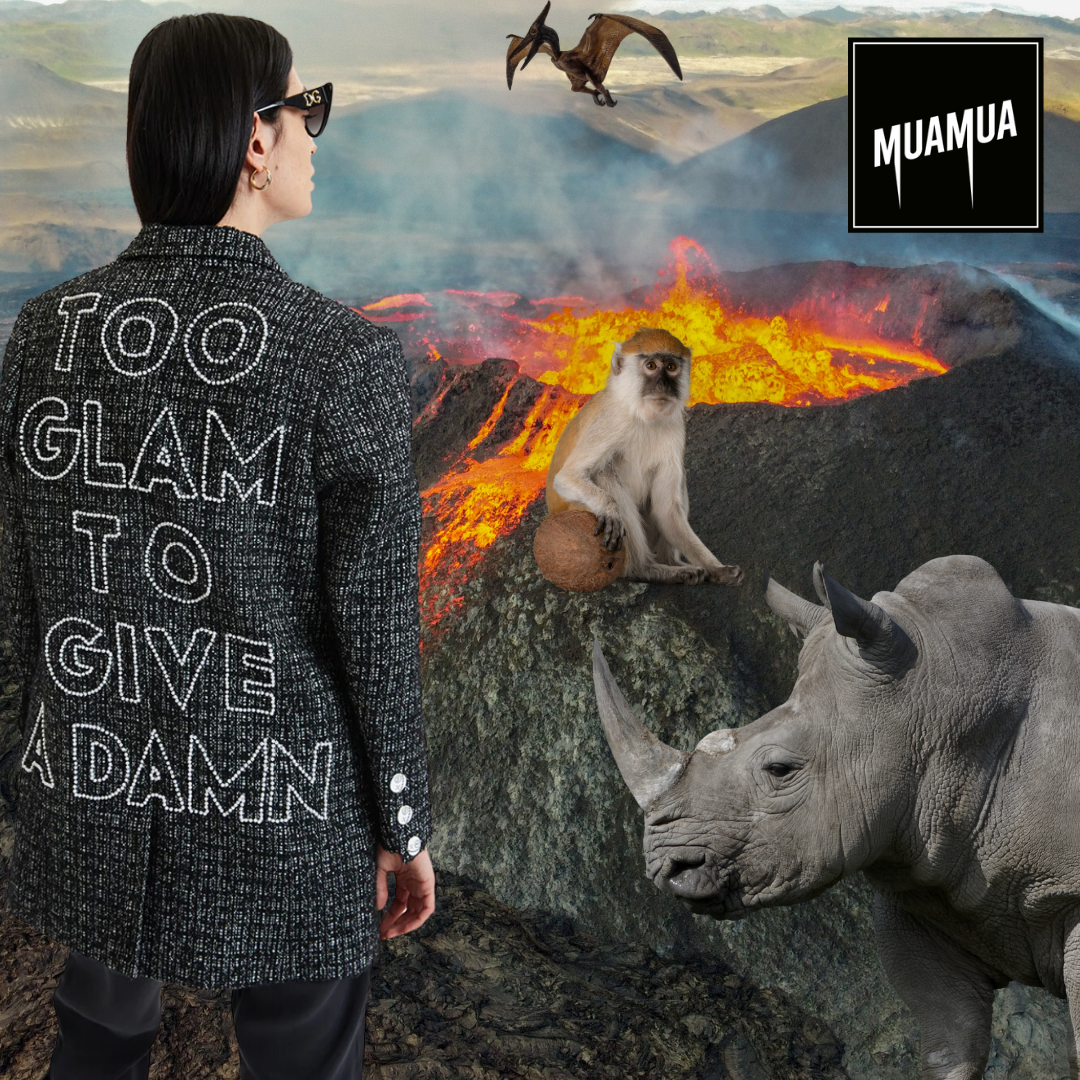 Donna con giacca con scritte 'Too glam to give a damn', guardando un paesaggio vulcanico con lava in eruzione, un scimmia seduta e un rinoceronte vicino, con un drago volante nel cielo e un logo 'MUAMUA'.
