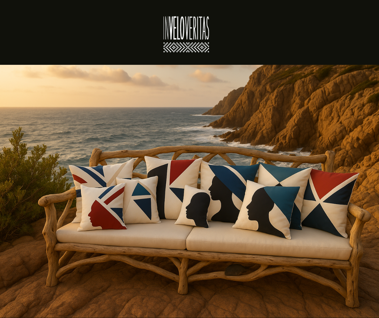 Divano con cuscini decorativi su una scogliera al tramonto, vista sull'oceano, con le pareti di roccia sullo sfondo.