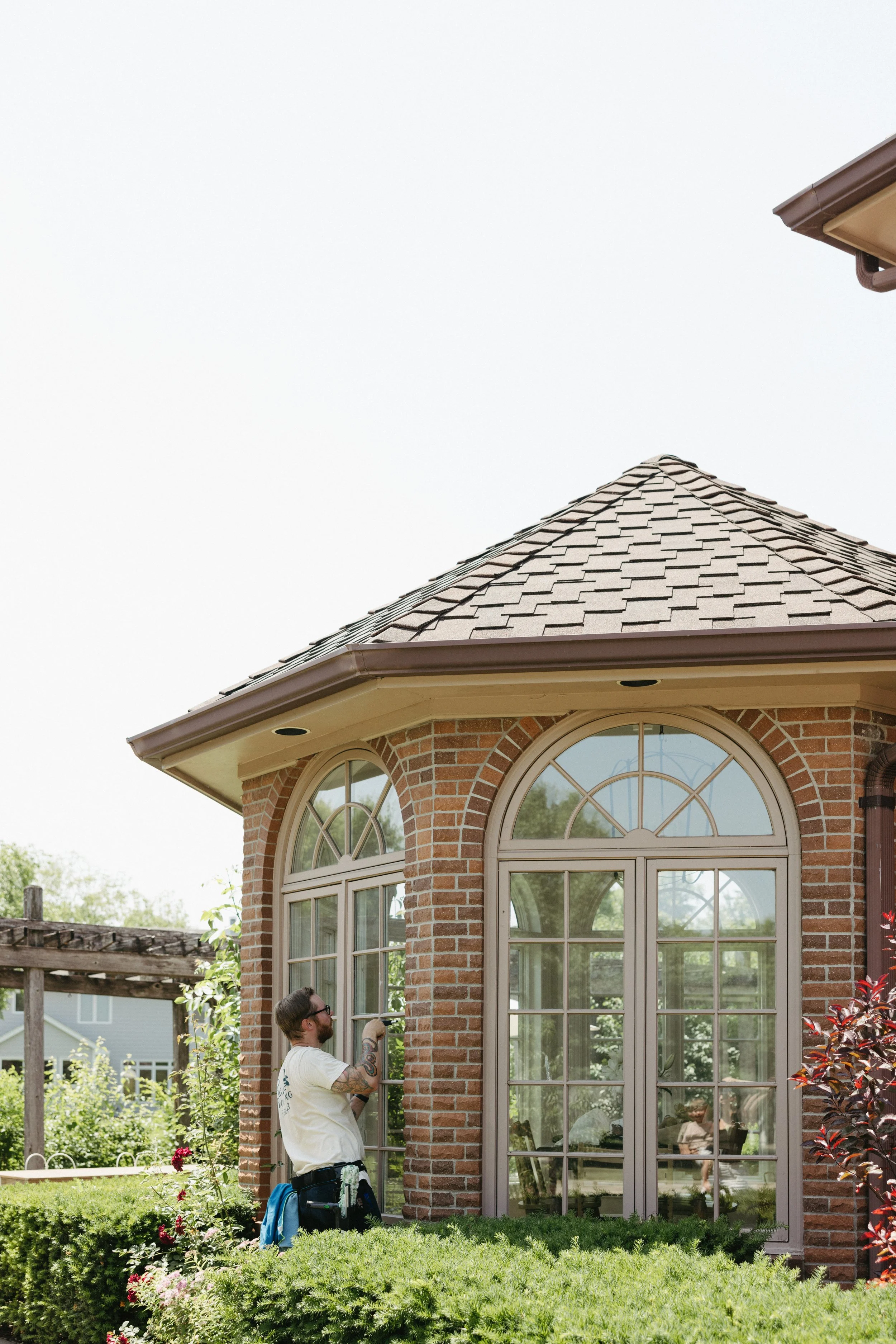 A Birdie Window Cleaning expert performing window cleaning in Polk County, IA, using top-notch equipment to achieve streak-free, brilliant windows every time.