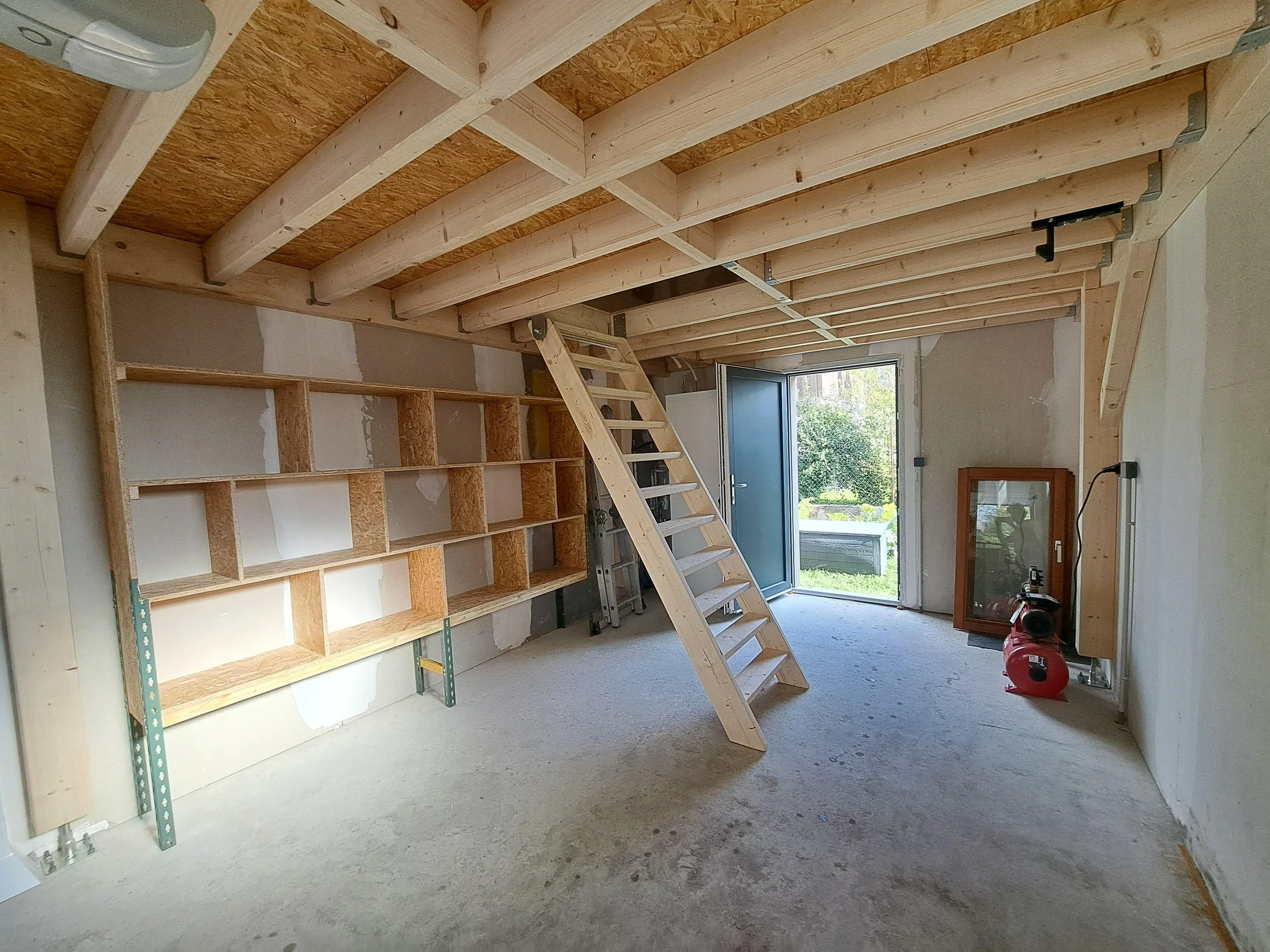 Création d'une mezzanine et d'un escalier rabattable .jpg