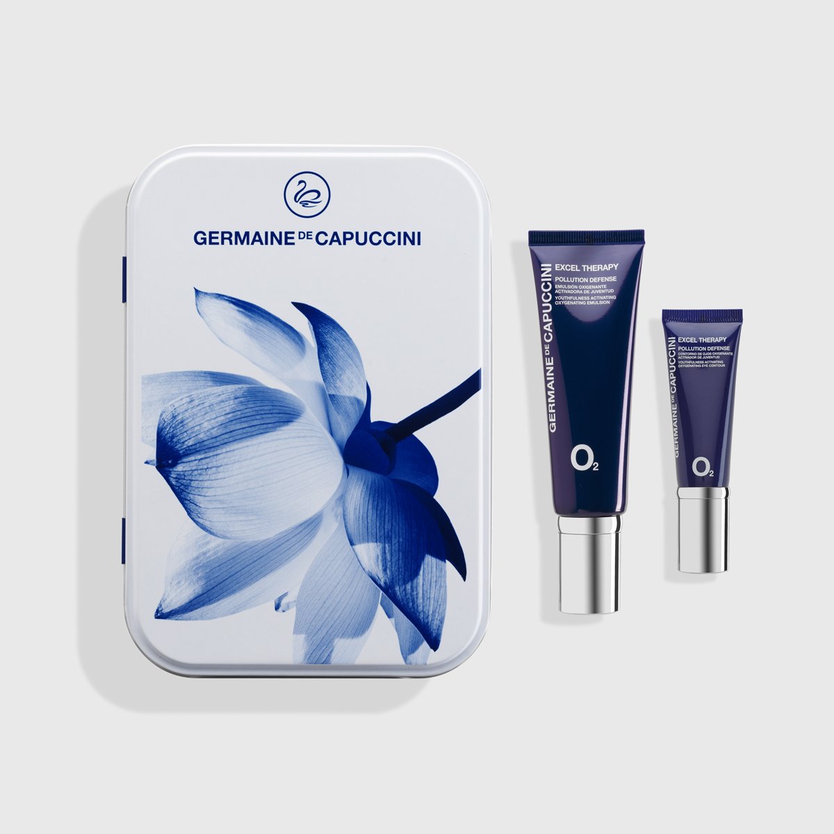 Set de productos de cuidado facial de la marca Germaine de Capuccini, incluyendo una caja rectangular con ilustración de flor en tonos azules y dos tubos de crema o mascarilla en tonos azules con tapa plateada.