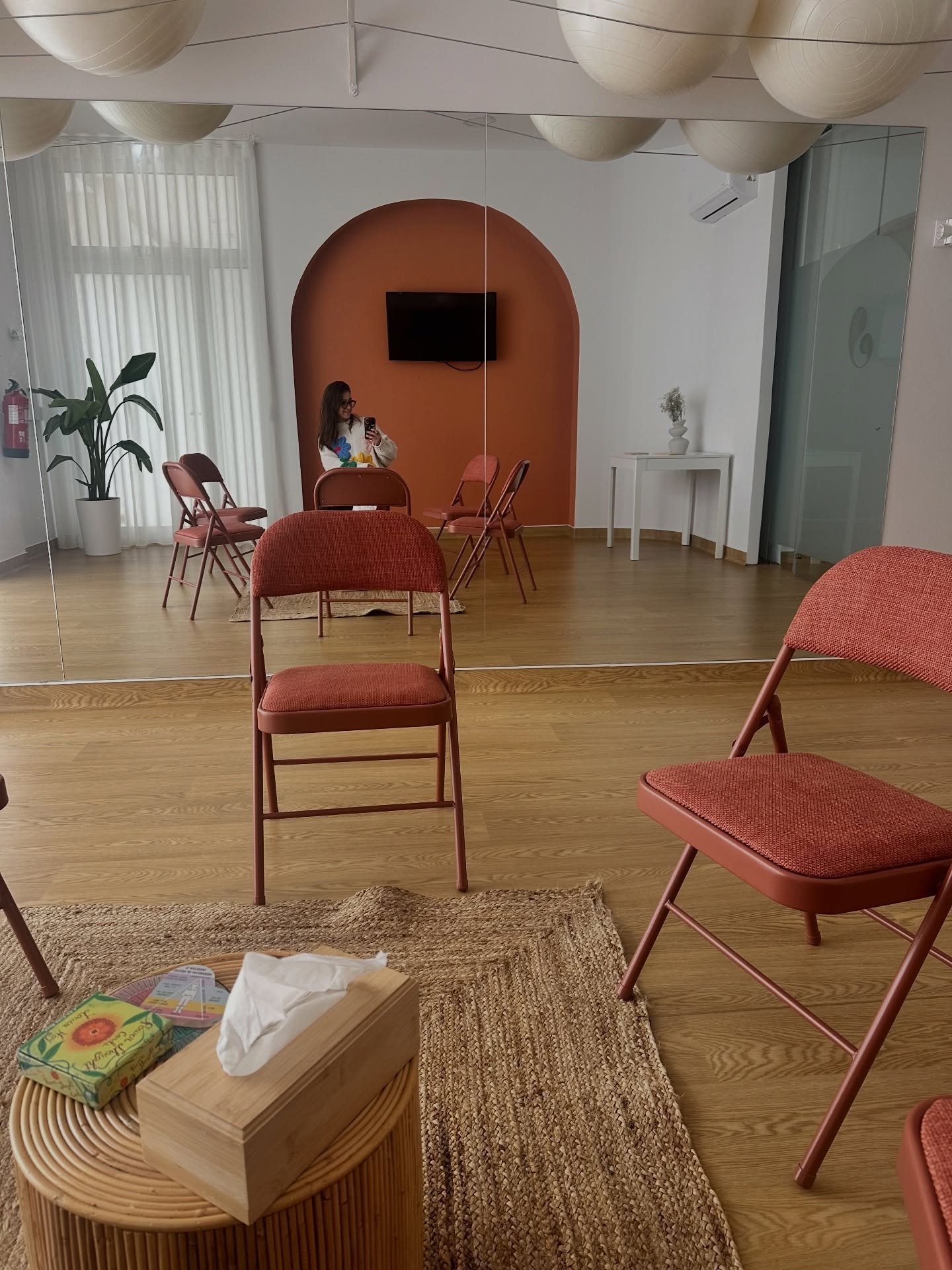 Ontem foi dia de roda de conversa na @babyfeelings_saude 🤎

Reunimos mensalmente para escutar, acolher, partilhar e refor&ccedil;ar la&ccedil;os: sem julgamento. Encostamos a cabe&ccedil;a no ombro de algu&eacute;m, num gesto de quem sabe no seu &ac