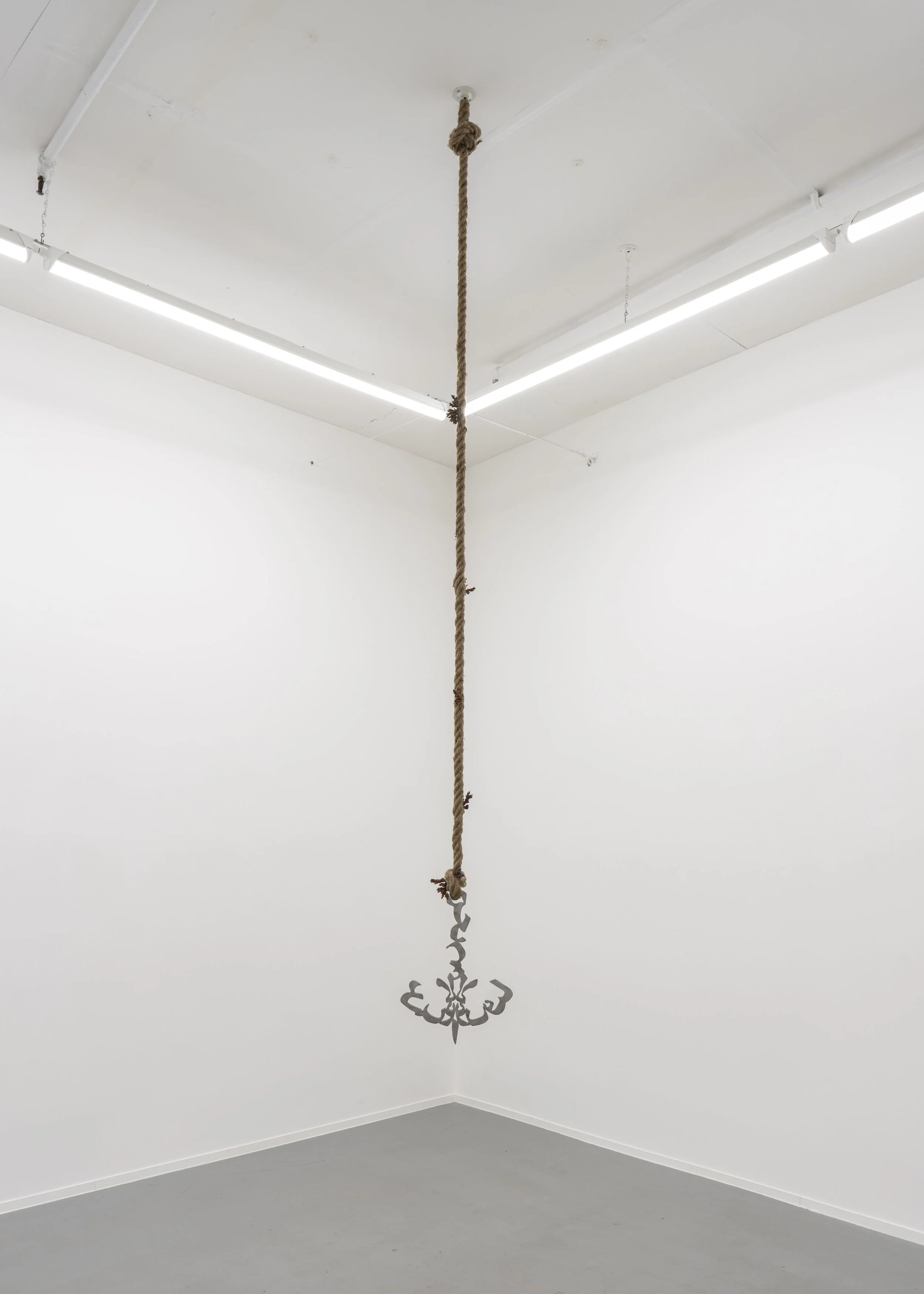Ramzi Mallat, Vain Sorrowful and Bellicose , 2023. Mild steel, jute rope and copper, 200 x 31 x 7 cm. Courtesy of the artist and Loop, London. Photo: Noah Da Costa 