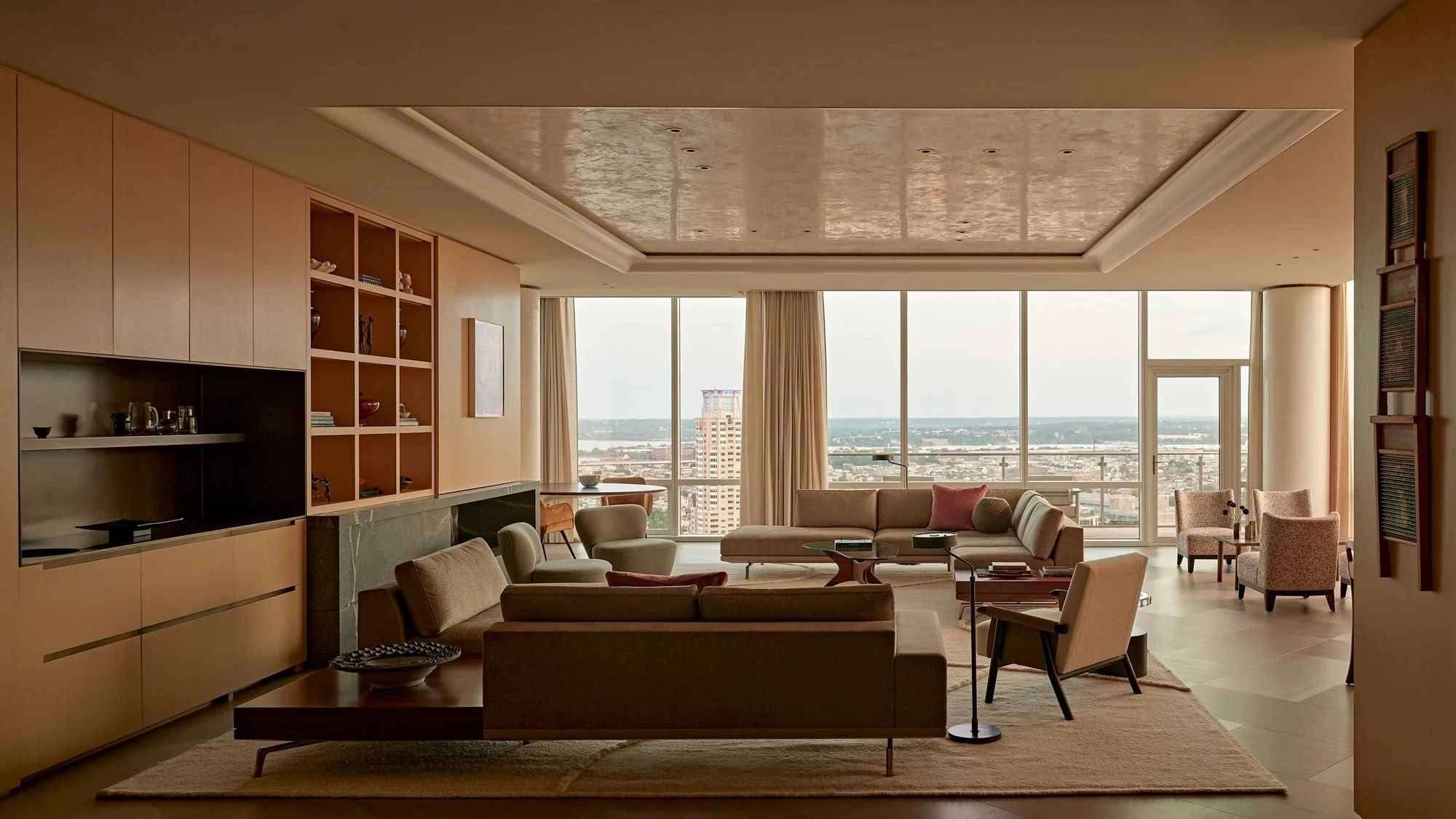Swipe to see this penthouse come to life as the sun goes down. 

Architect: @zigersnead 
Interior Design: @lauraleeclarkinteriordesign 
Custom Builder: @pyramid_builders 

Photography Team
Photographer: @stephen_karlisch_photo 
Styling: @jennyoconnor