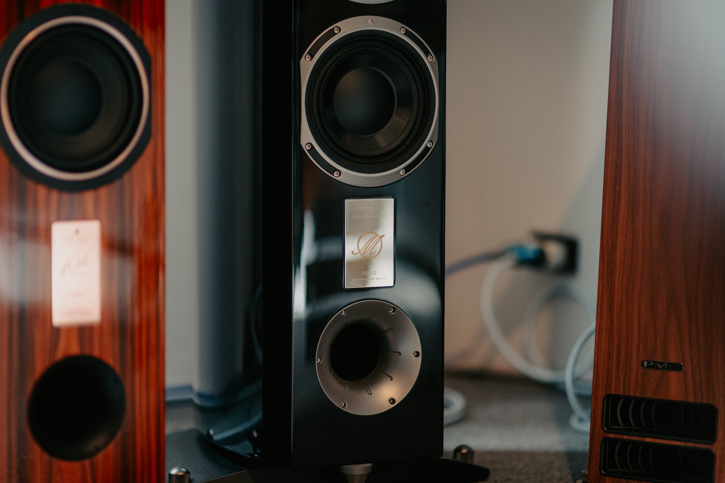 Set di altoparlanti audio con design in legno e nero.