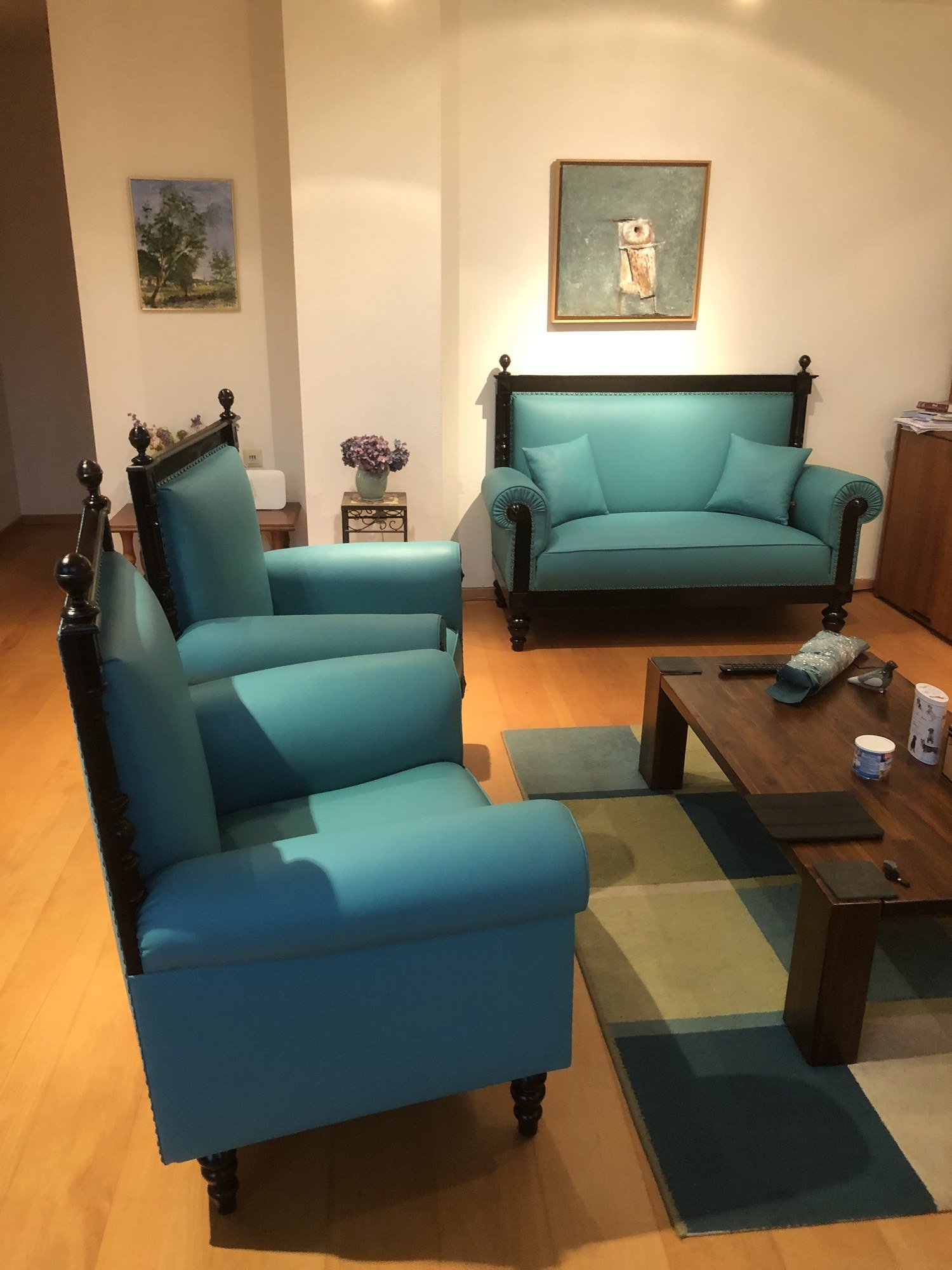Sofa und Sessel neu bezogen in Türkis – Sterl-Design