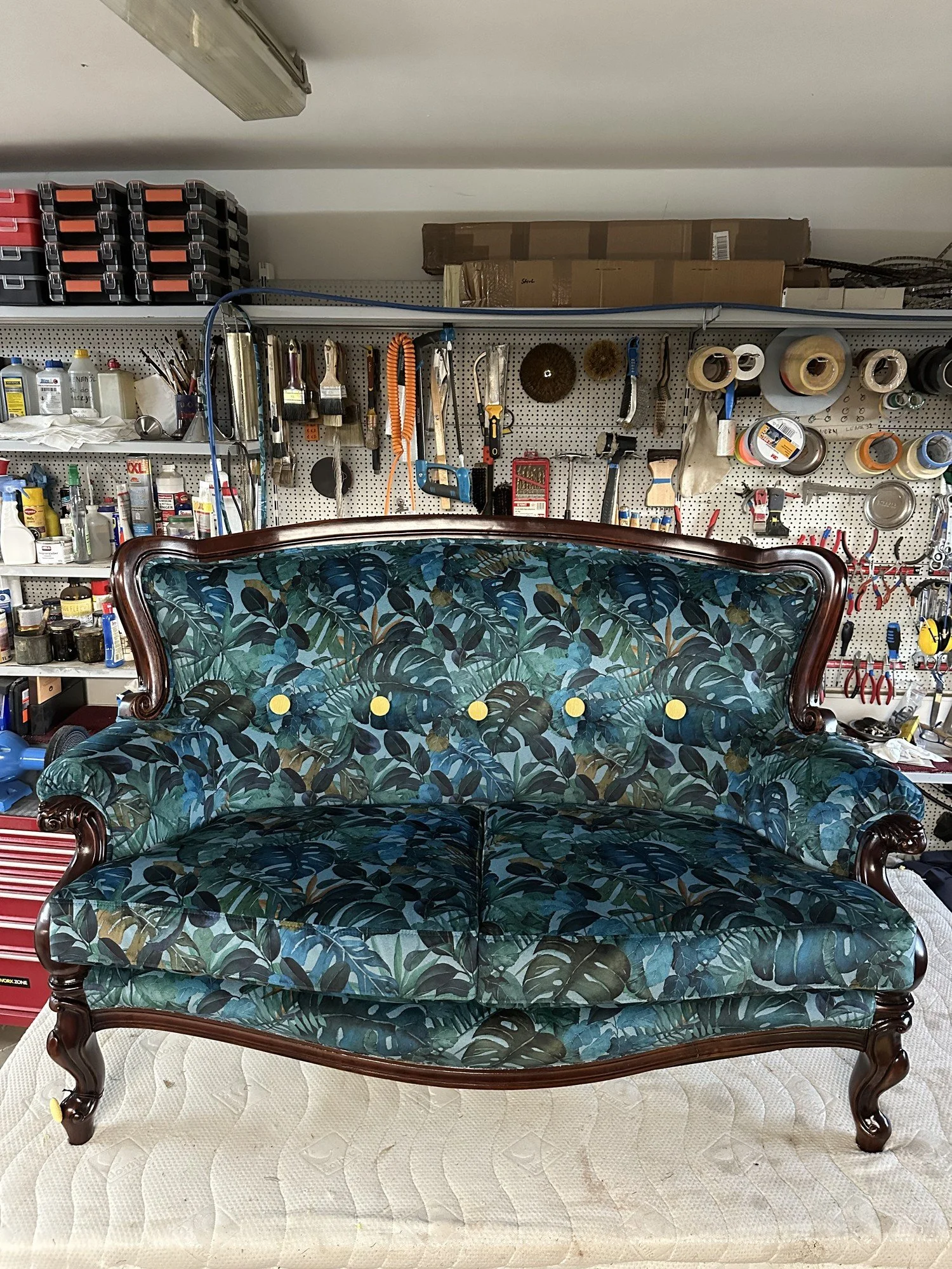 Fertig: Sofa neu bezogen (Tropical-Stoff)