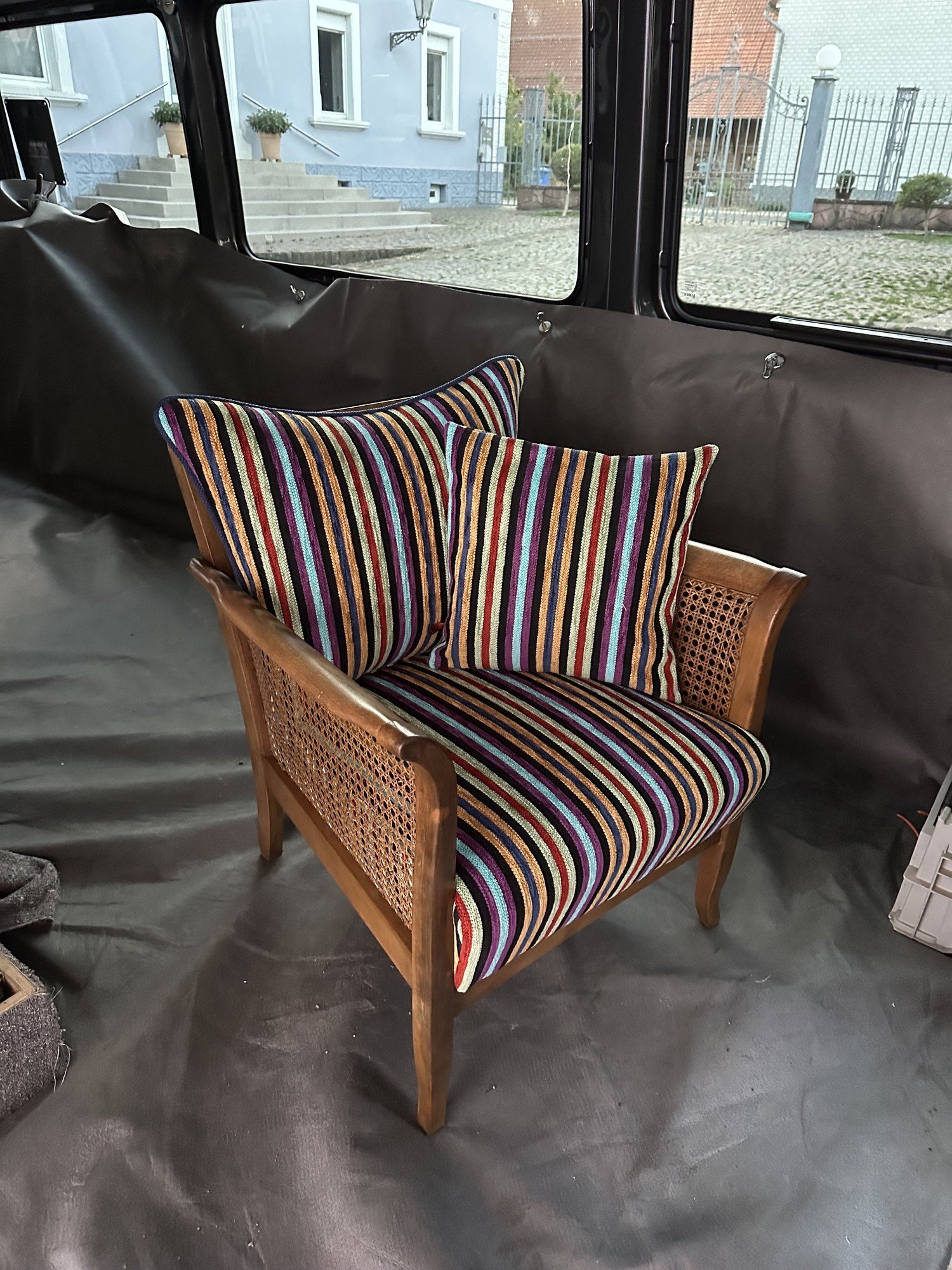 Fertig: Rattan-Sessel mit Streifenbezug
