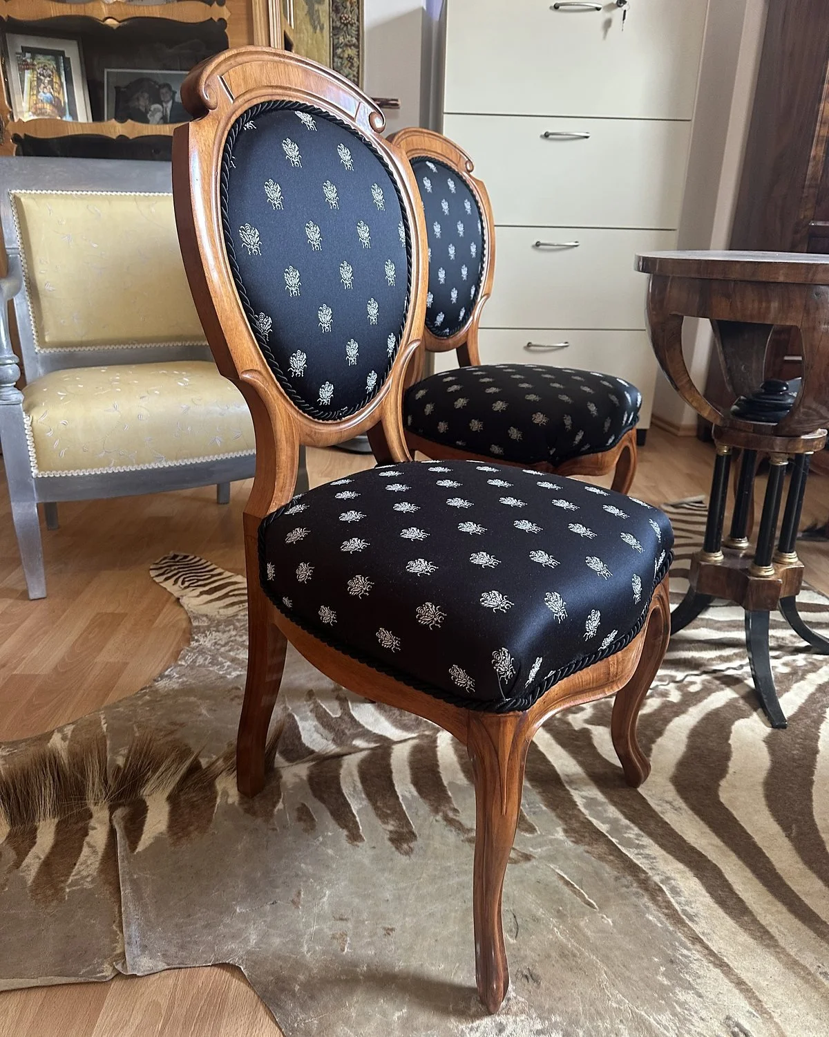 Biedermeier-Nussbaumstühle mit dunklem, fein gemustertem Polsterstoff auf Sitz und Rückenlehne