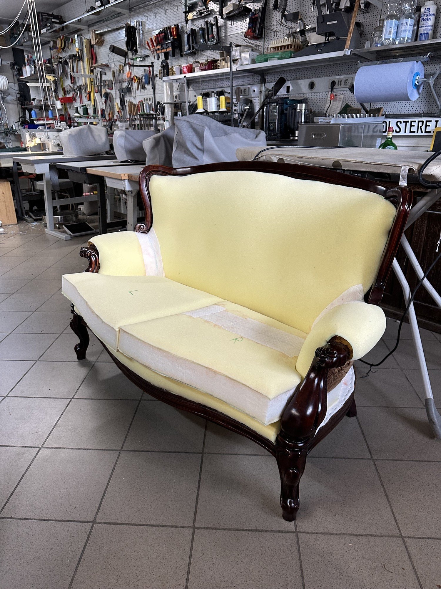 Aufarbeitung: Sofa mit neuem Schaumstoff