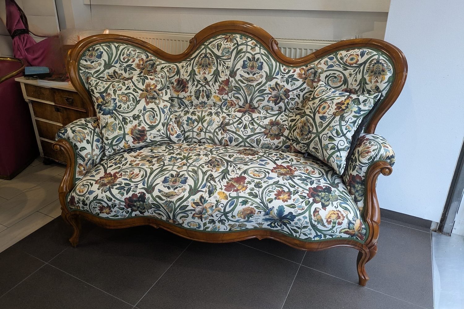 Biedermeier-Sofa mit großem Blumenmuster von House of Hackney, neu aufgepolstert in der Polsterei Sterl-Design