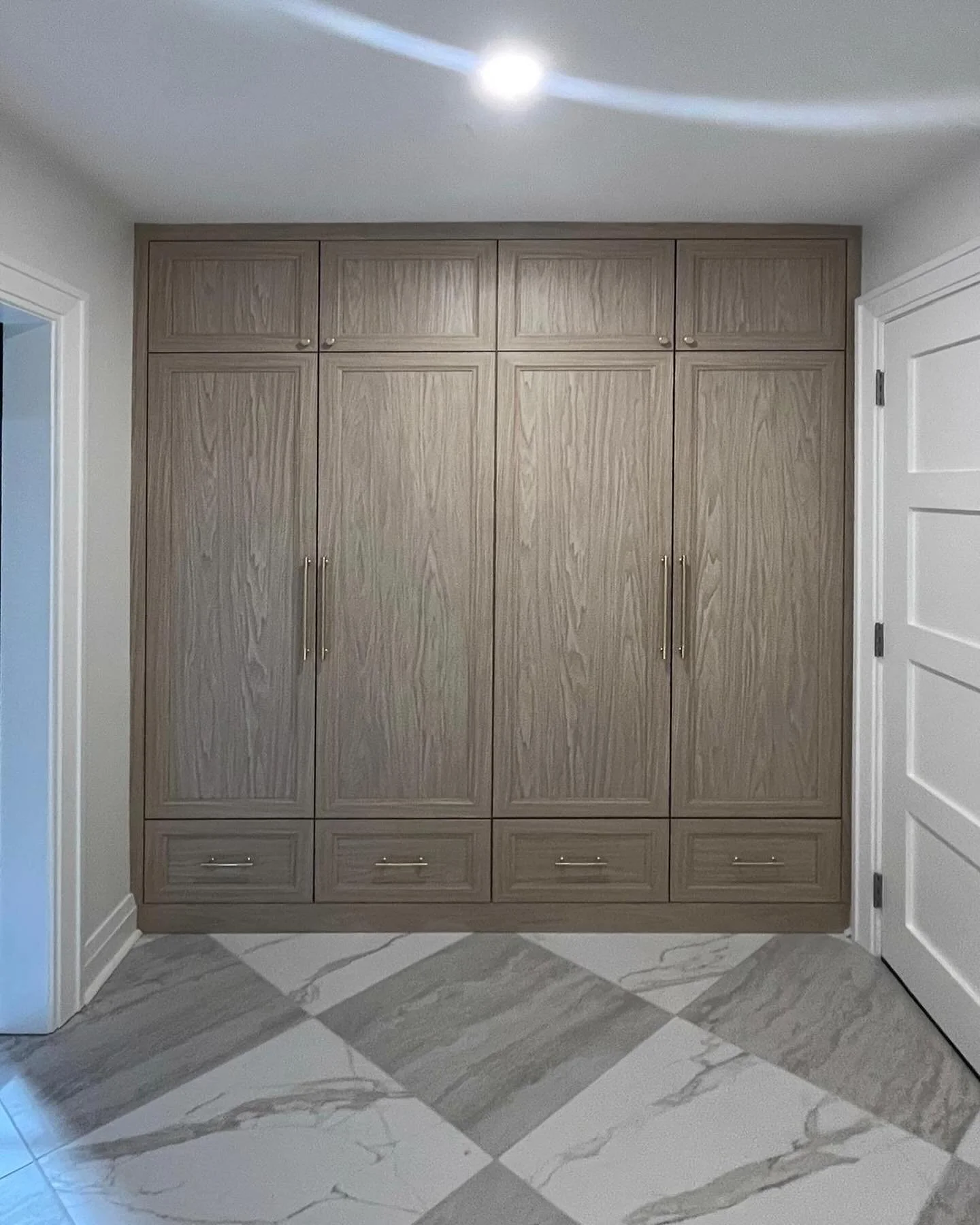 Mudroom wall unit.
.
.
.
👌👌👌👌👌.
.
.
.
#mudroom.
#doors.
#brass.
#blum.
#dovetail.
#Millwork