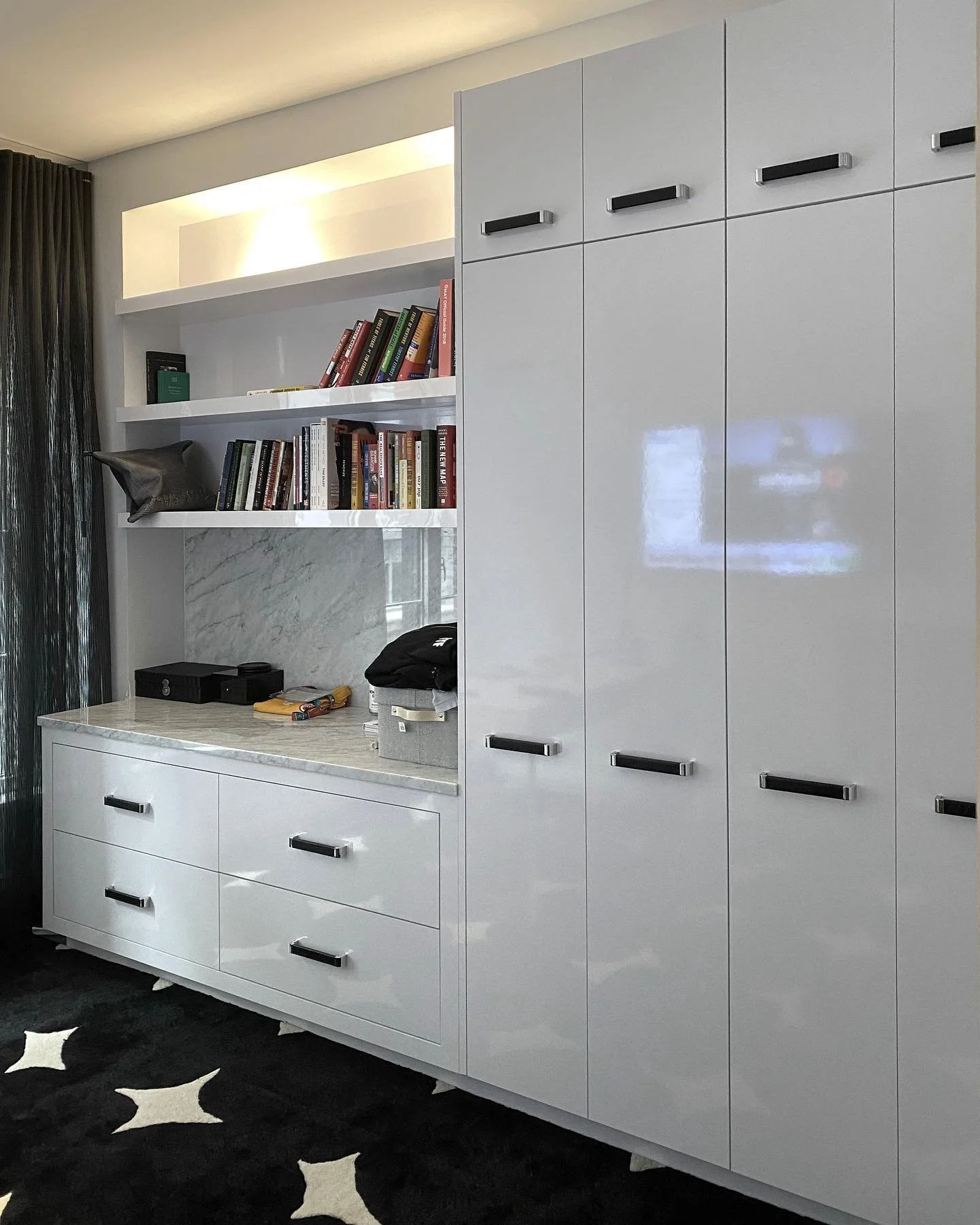 Beautiful built in wall unit.
.
.
.
Home office.
.
.
.
#officedesign.
#drawers.
#millworkdesign.
#floatingshelves.
#ledlights.
#stone.
#doors
