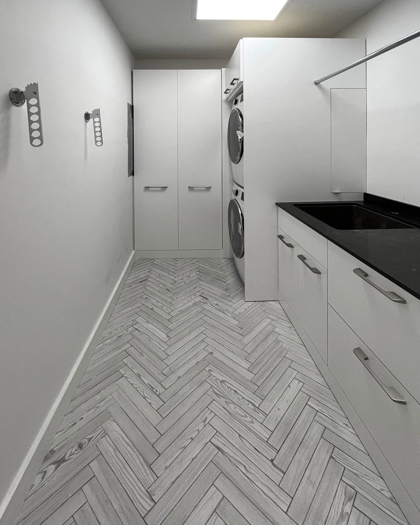 The perfect laundry room.
.
.
.
#broomcloset.
#pantrydesign.
#dryingrack.
#drawers.
#sink.
@laundryroom.space