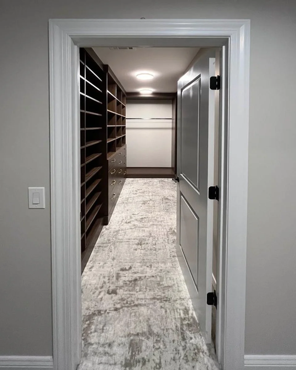 Nice walk in closet.
.
.
.
Drawers.
.
.
.
#drawers.
#shelvingideas.
#shelving.
#hanging.
#organizingtips
