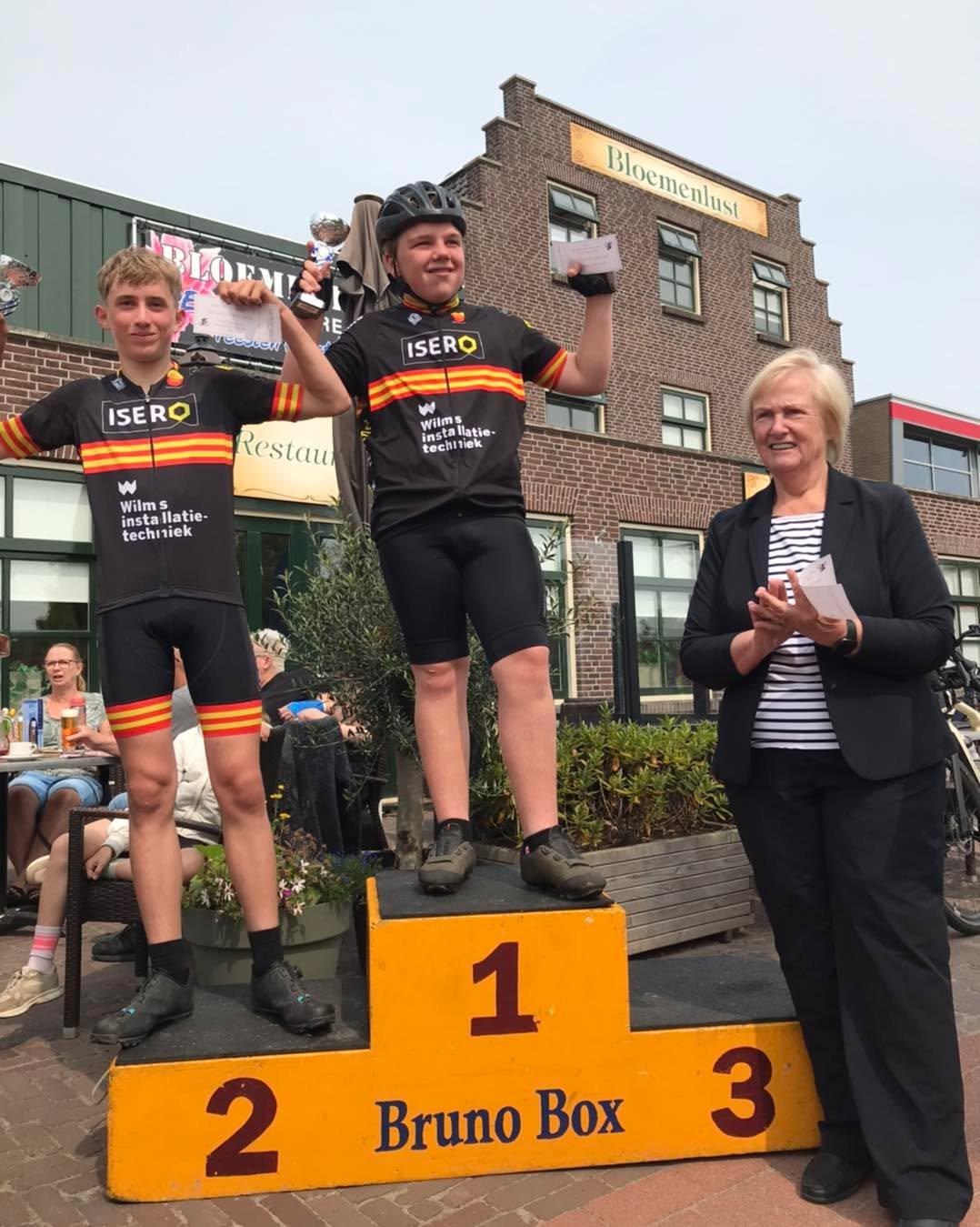 De prijswinnaars in de Wilms Dikke banden race, categorie 13-14 jaar. 
1 Dean Fraza
2 Floor Zutt
Van harte gefeliciteerd!! 👏🏼